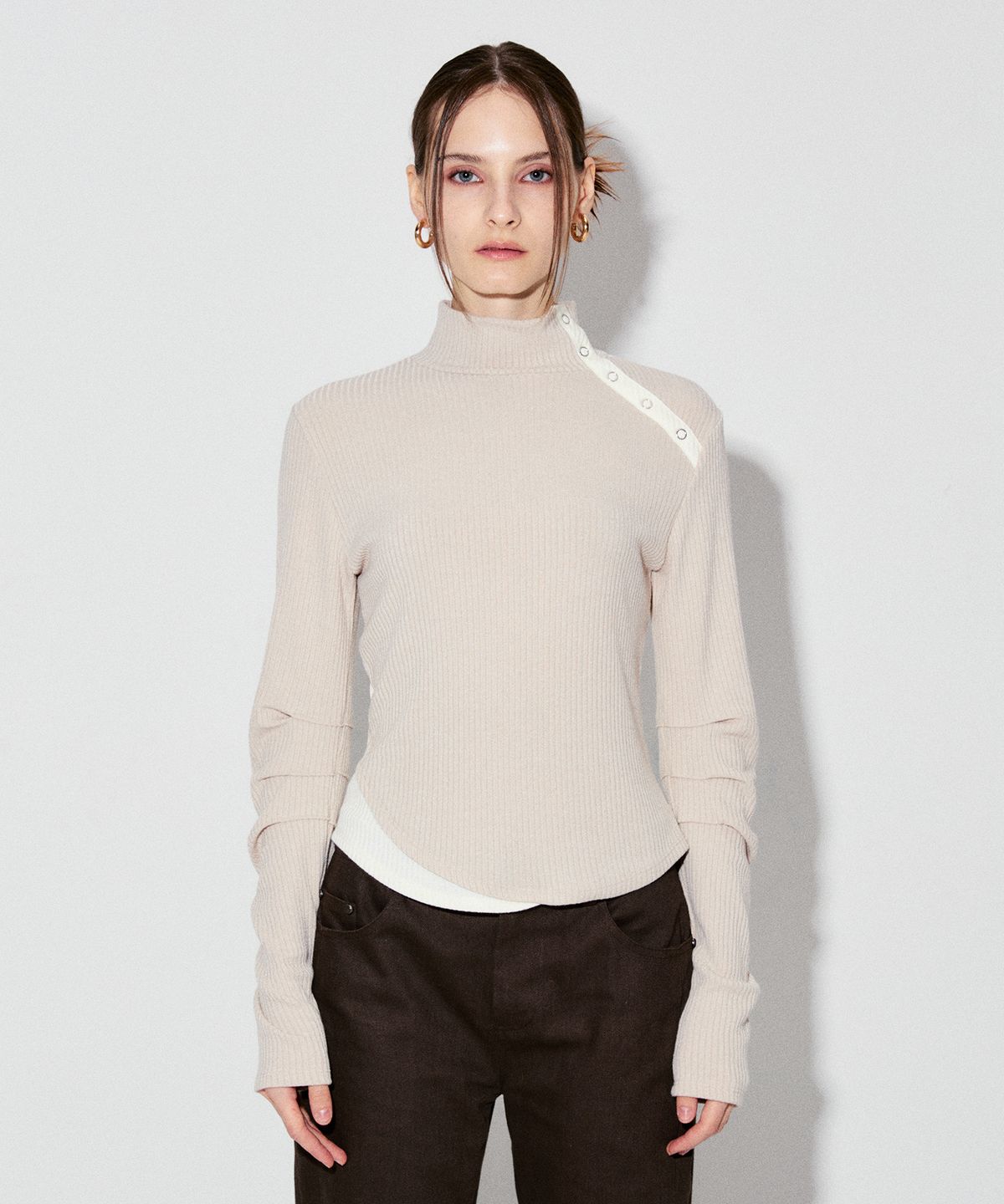 데비어퍼(DEBBY UPPER) MABEL SLEEVE TUCK TOP_BEIGE