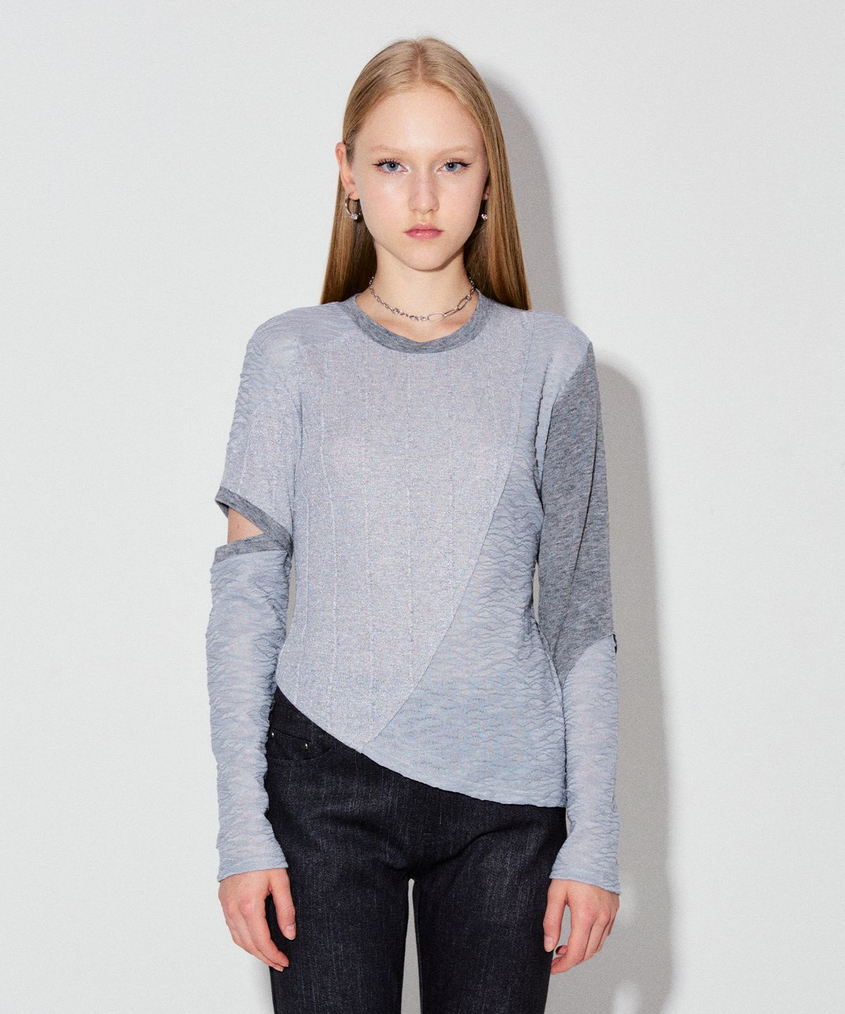 데비어퍼(DEBBY UPPER) CLARA ASYMMETRY CUT OUT TOP_LIGHT GRAY