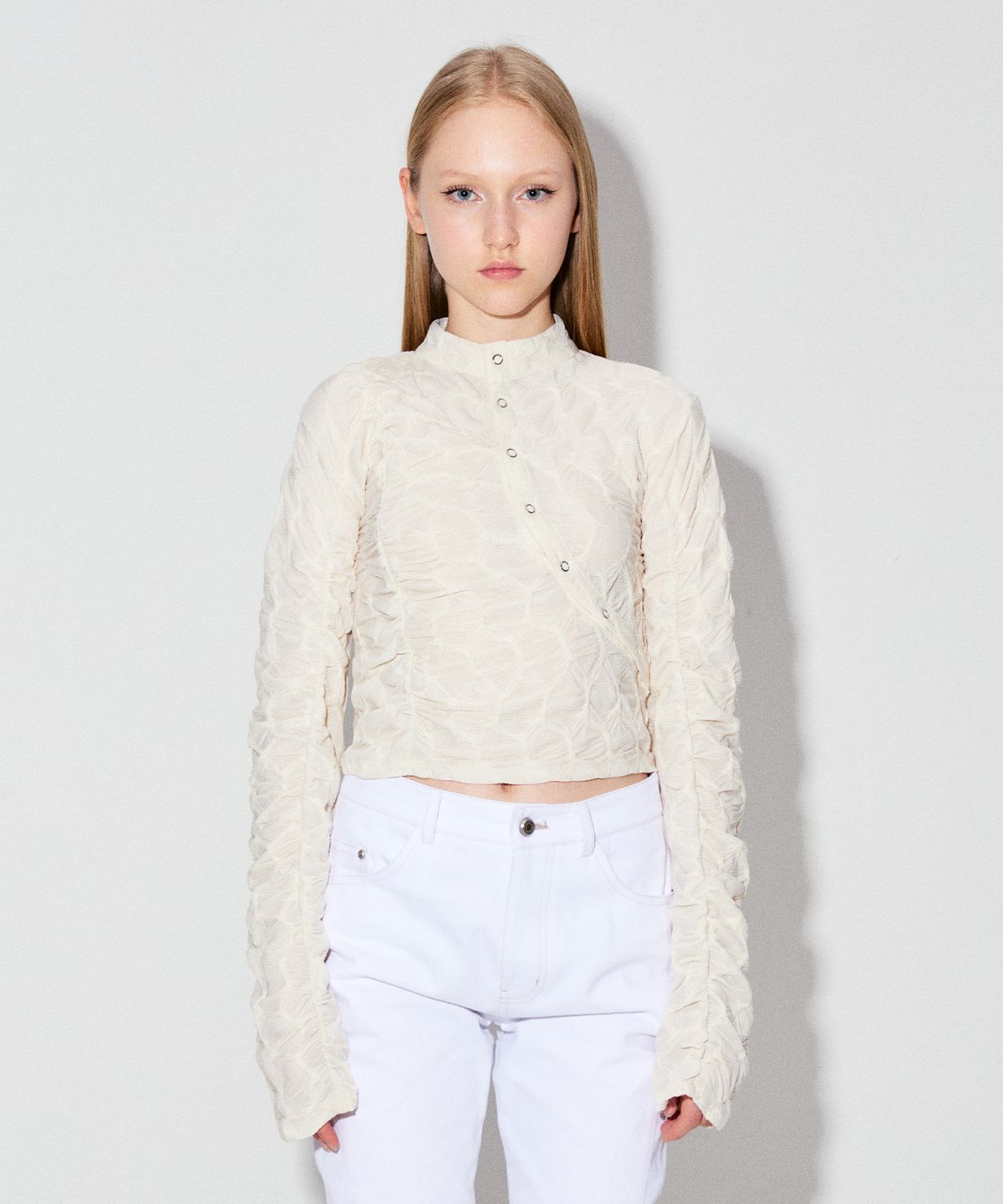 데비어퍼(DEBBY UPPER) RIRI WRIGGLY SHIRRING TOP_IVORY