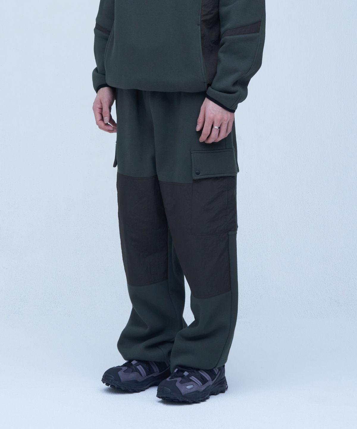 더블유엠씨(WMC) 패널 스웨트 카고팬츠_KHAKI