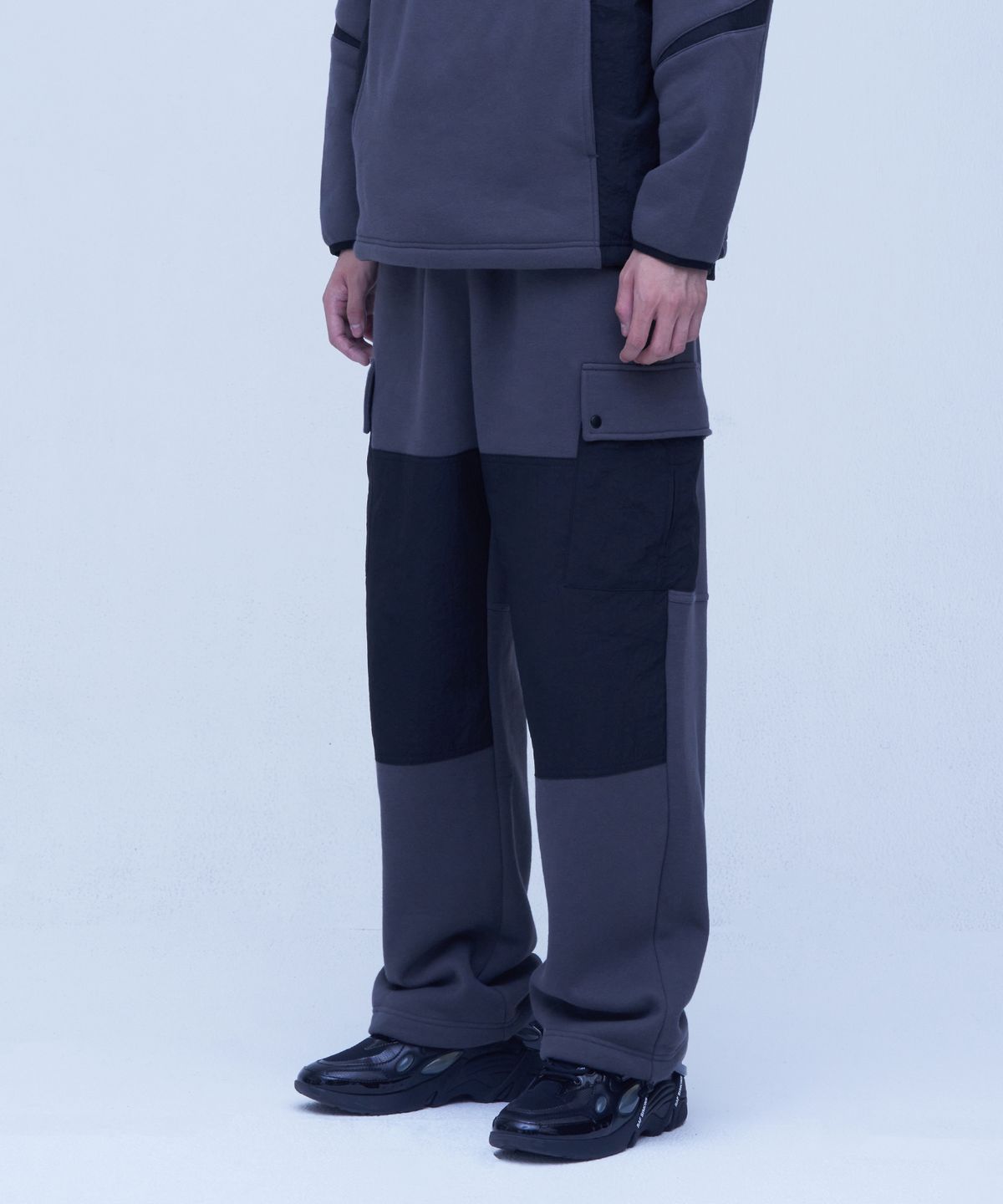 더블유엠씨(WMC) 패널 스웨트 카고팬츠_CHARCOAL GREY