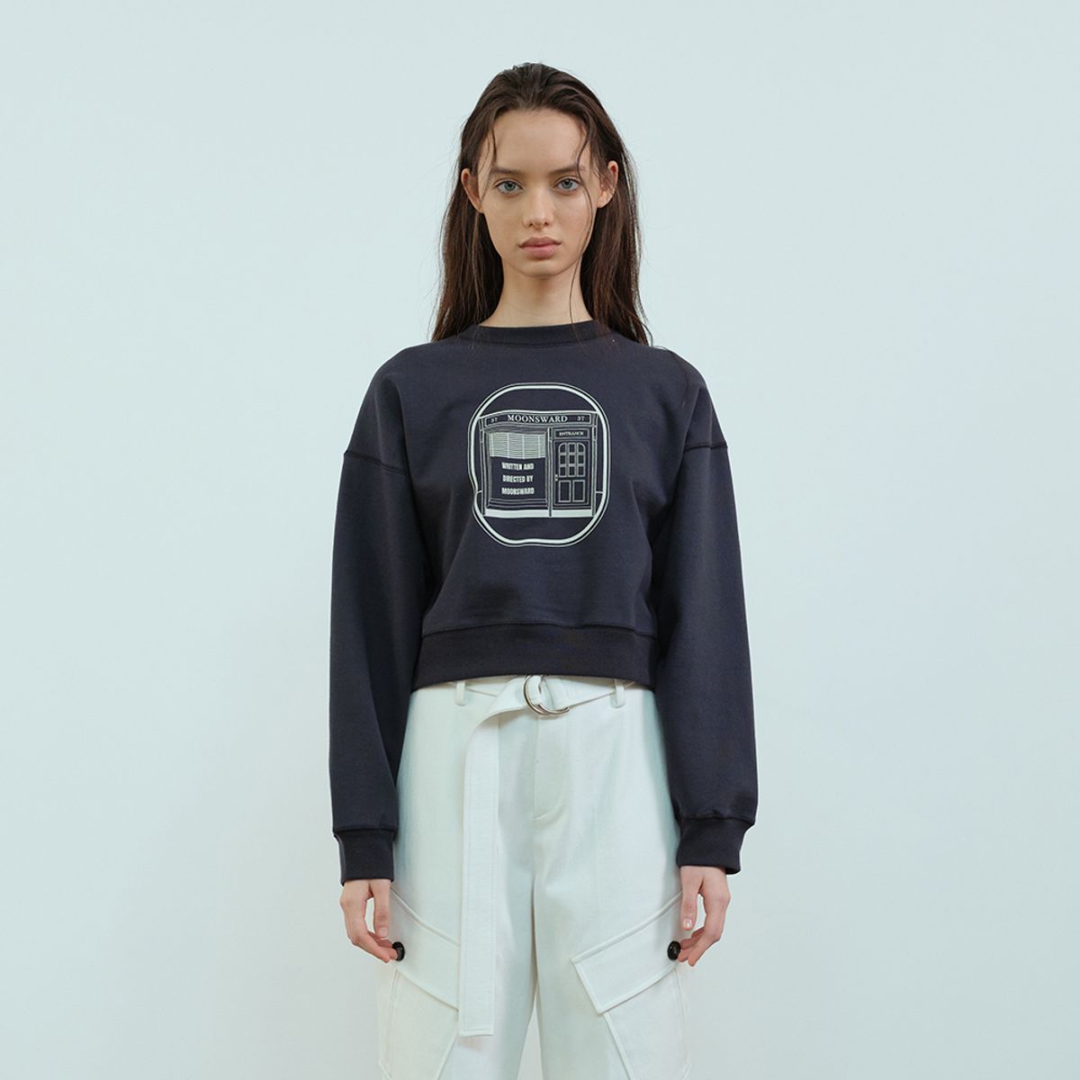 문스워드(MOONSWARD) NAVY STUDIO CROP SWEATSHIRT