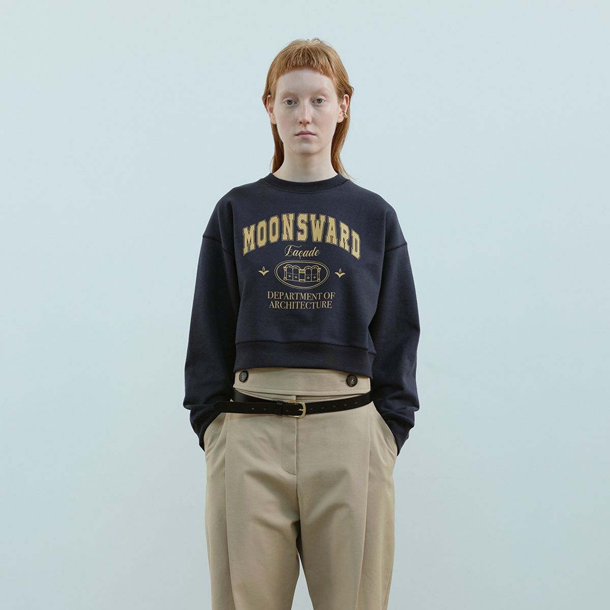 문스워드(MOONSWARD) NAVY HERITAGE CROP SWEATSHIRT