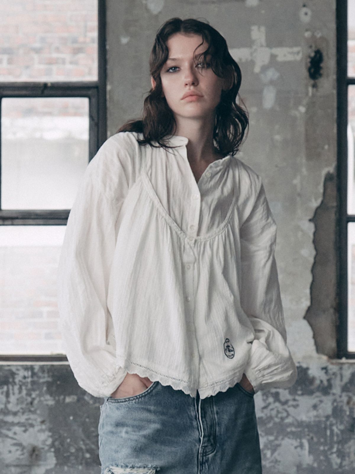 에즈이프 캘리(ASIF CALIE) FLARE BISHOP SLEEVE BLOUSE WHITE