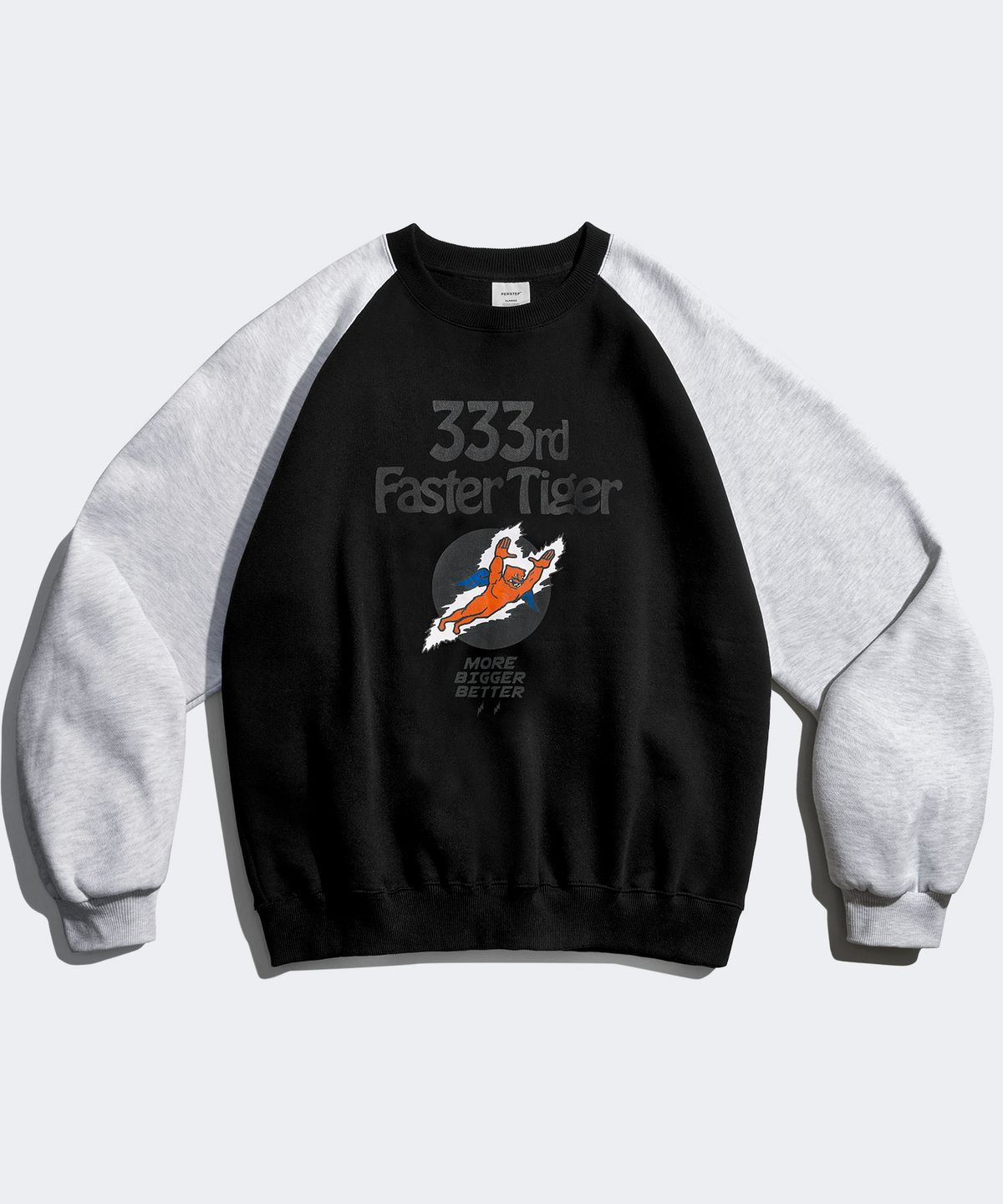 퍼스텝(PERSTEP) 플라이 타이거 맨투맨 블랙/메란지화이트 SMMT4590