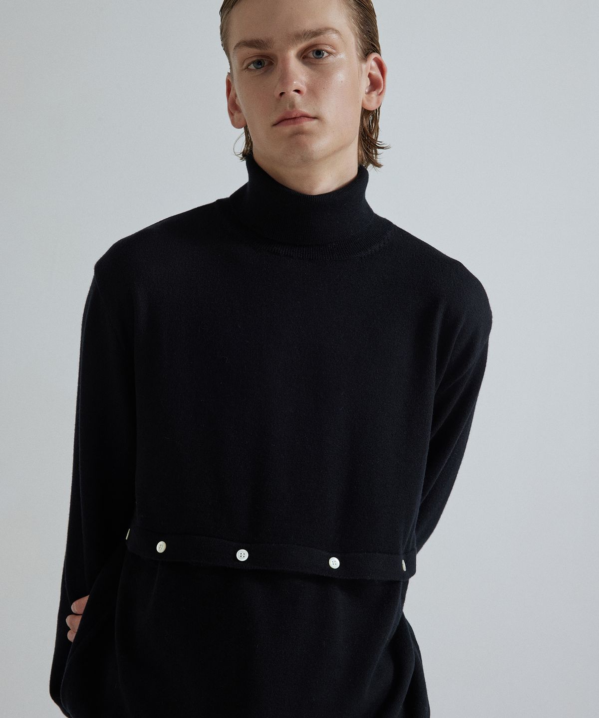 왓에버위원트(WHATEVERWEWANT) MERINO WOOL SLIT BUTTON TURTLE NECK KNIT [BLACK]