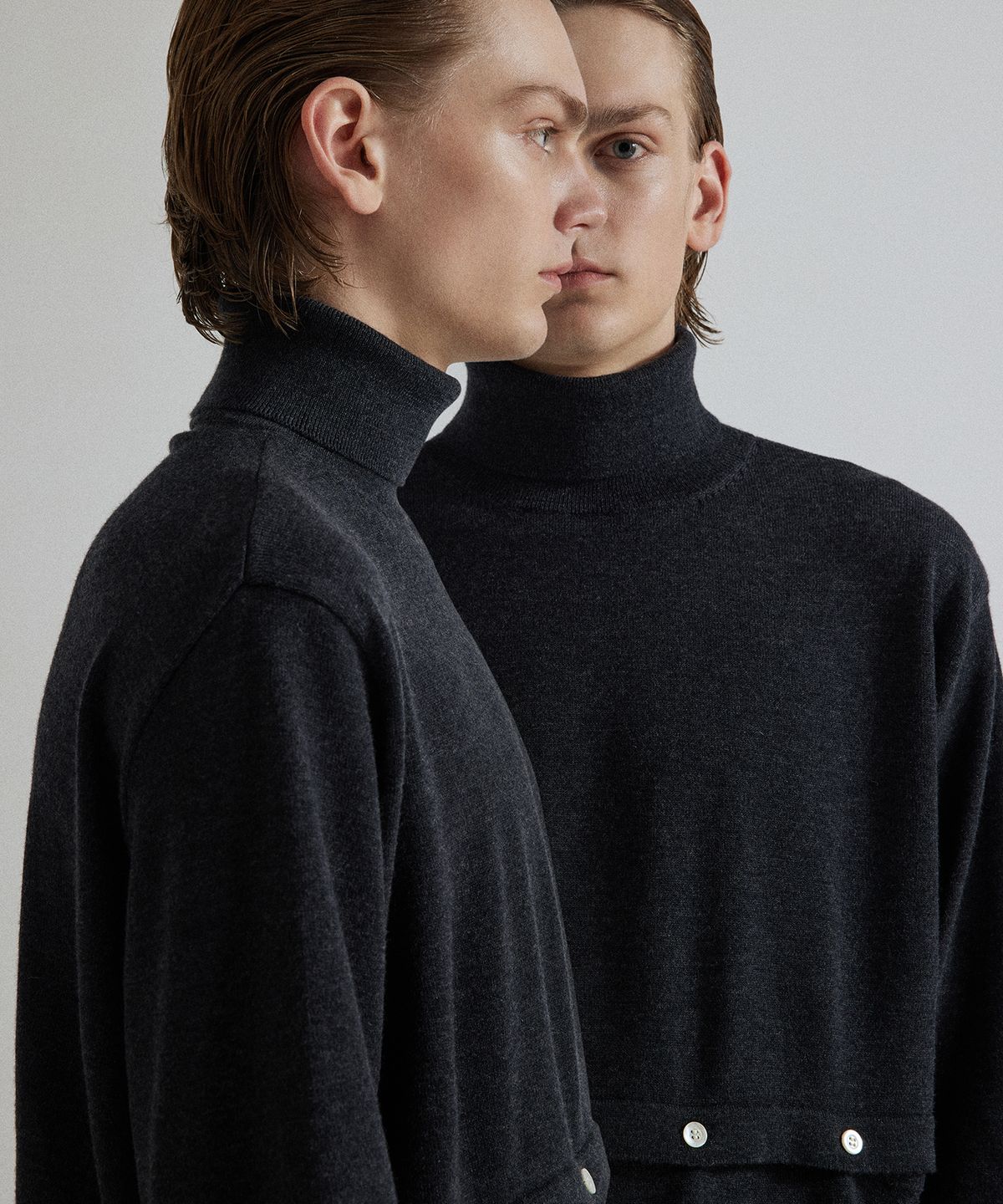 왓에버위원트(WHATEVERWEWANT) MERINO WOOL SLIT BUTTON TURTLE NECK KNIT [C.GRAY]