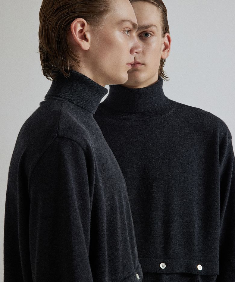 MERINO WOOL SLIT BUTTON TURTLE NECK KNIT [C.GRAY]