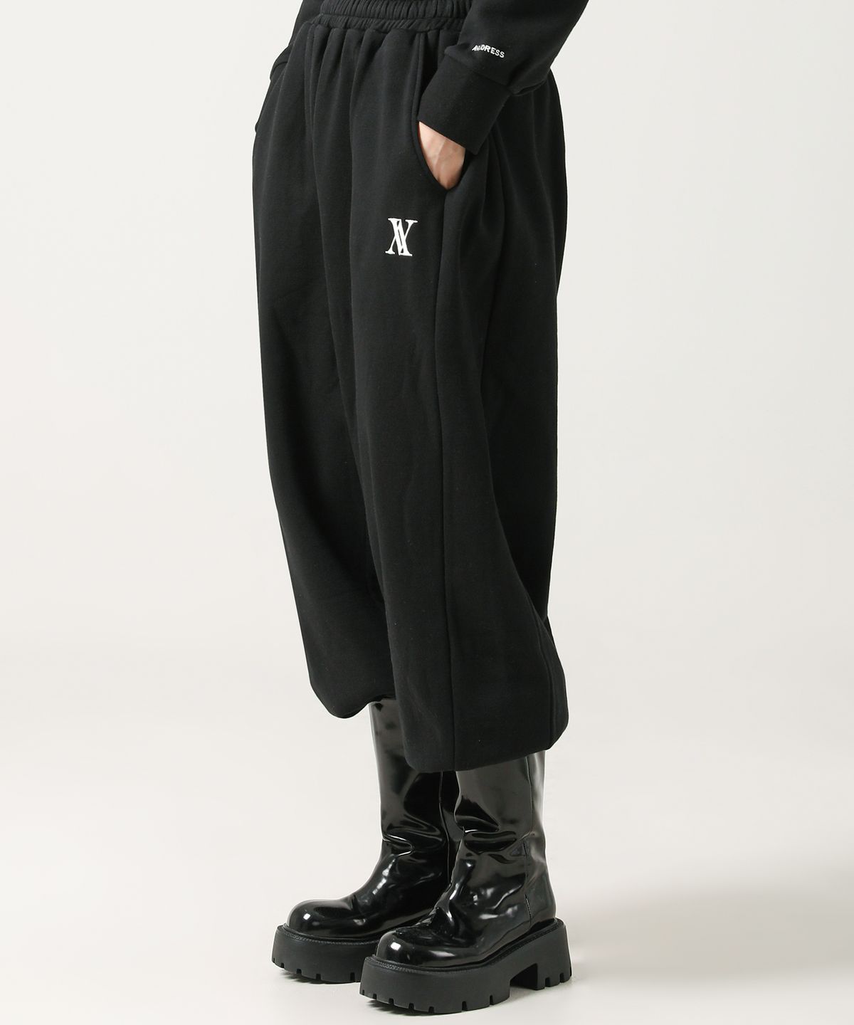 어반드레스(AVANDRESS) Ivy Wide Jogger Pants BLACK