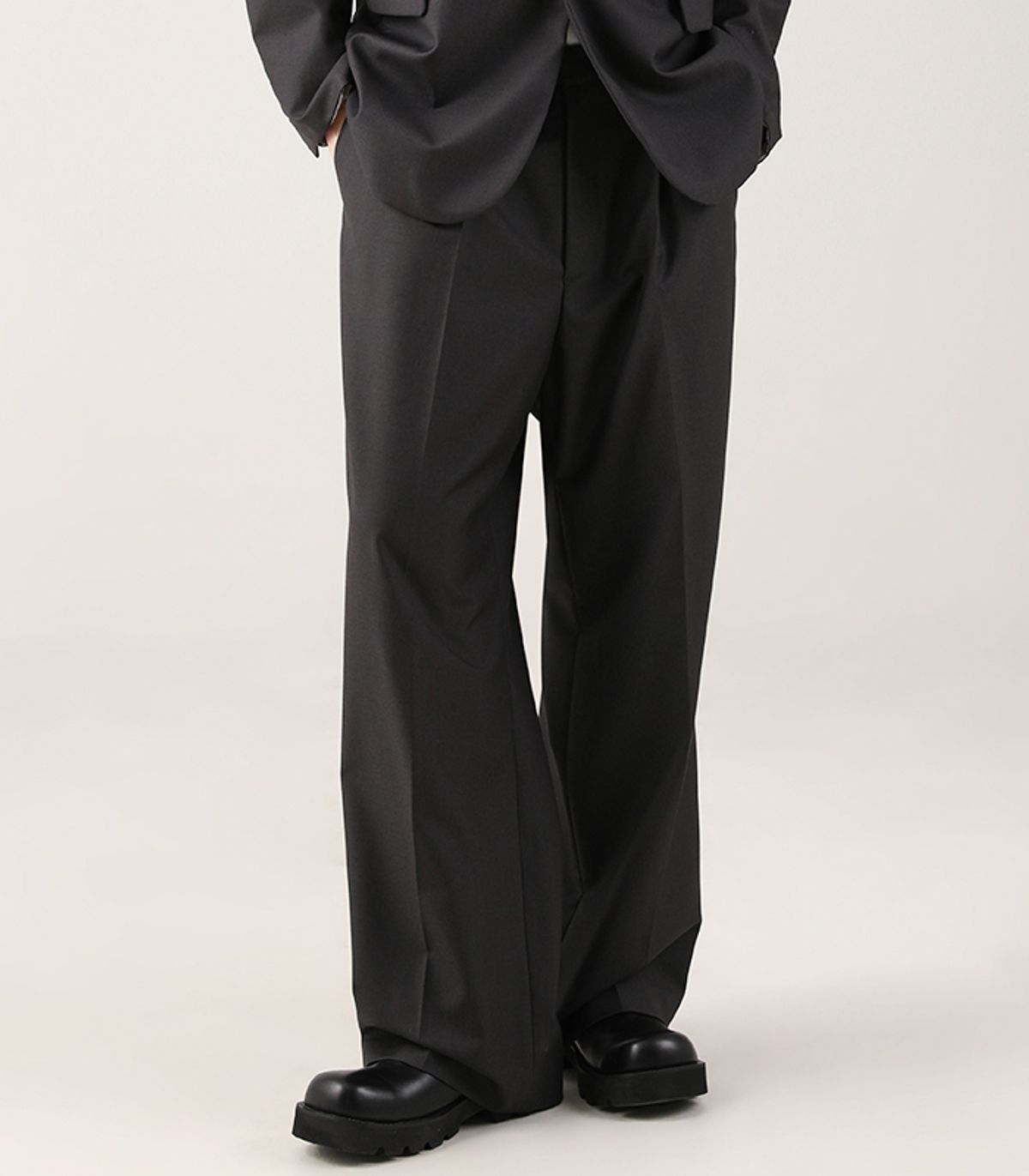 어반드레스(AVANDRESS) Modern Onetuck Wide Slacks CHARCOAL