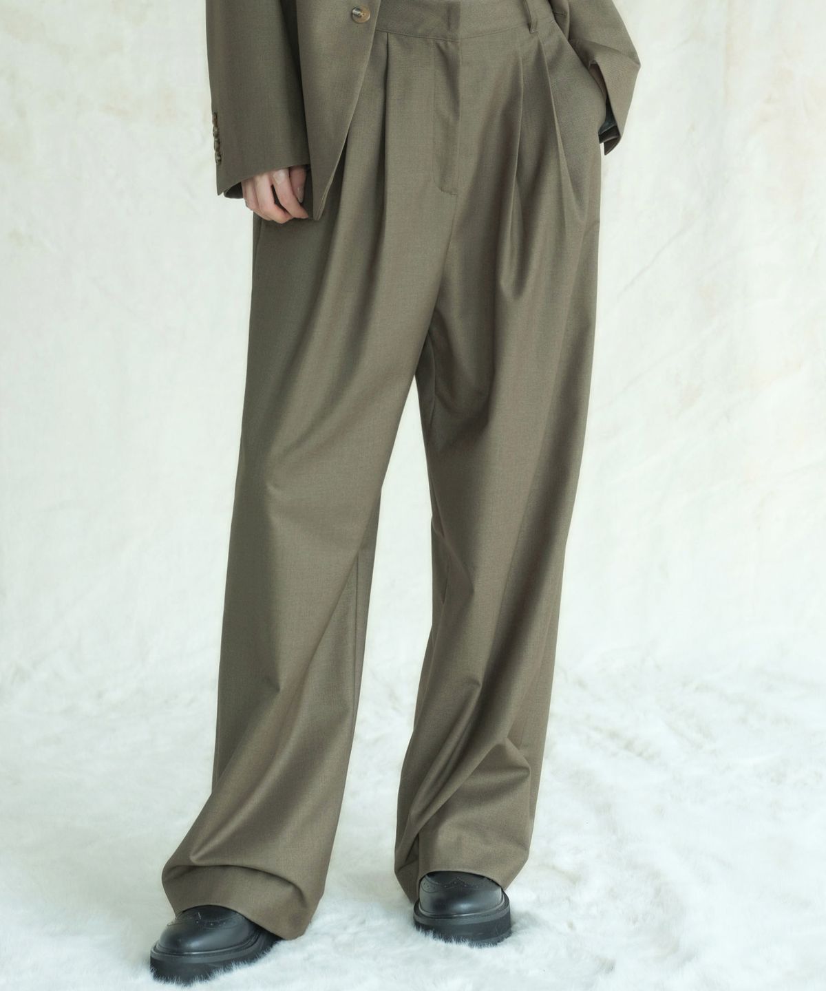 어반드레스(AVANDRESS) Two-Tuck Slacks 101 OLIVE
