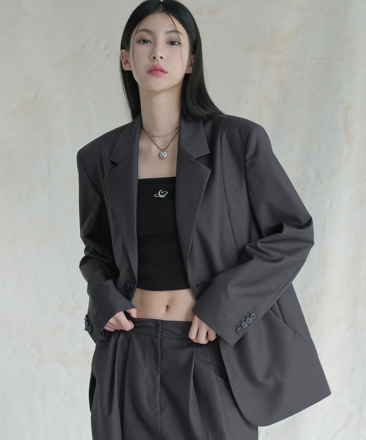 어반드레스(AVANDRESS) 커브드 투버튼 블레이저 차콜