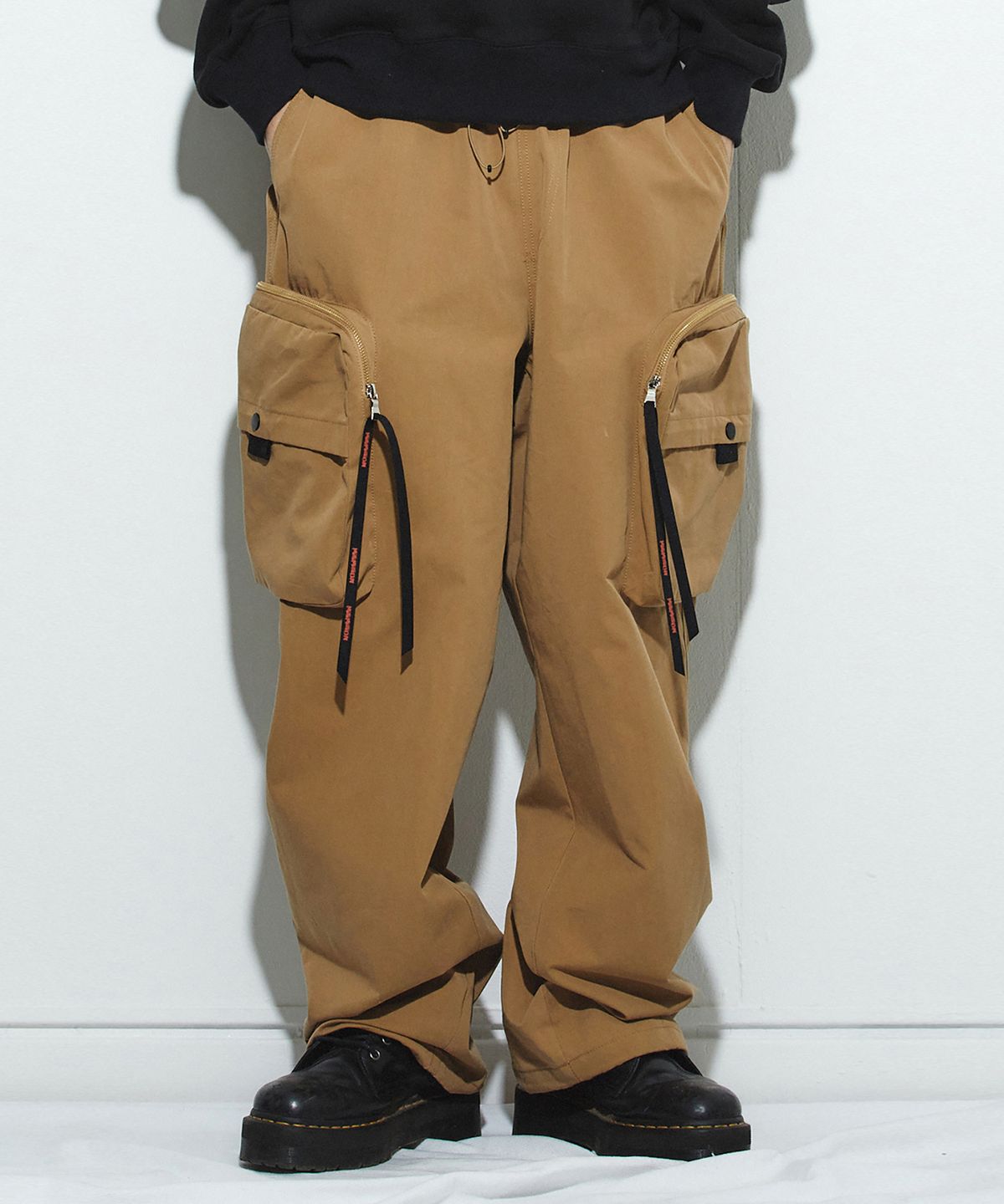 밀리밀리언(MILLIMILLION) BASALT BIG POCKET CARGO PANTS B04-CAMEL