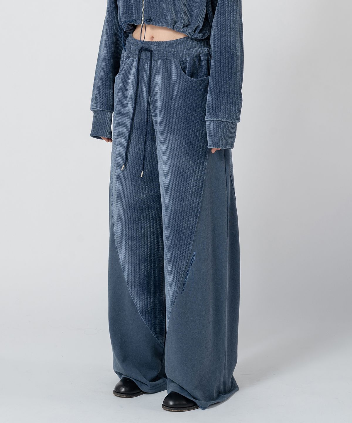 언유주얼 노말(UNUSUALNORMAL) MARTIN VELVET WIDE PANTS_NAVY