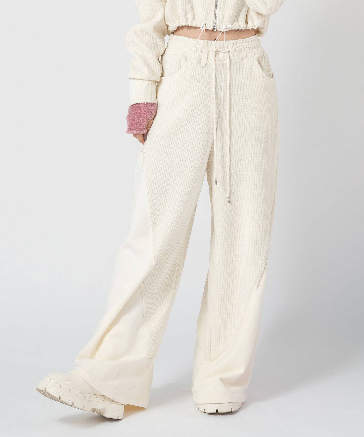언유주얼 노말(UNUSUALNORMAL) MARTIN VELVET WIDE PANTS_IVORY