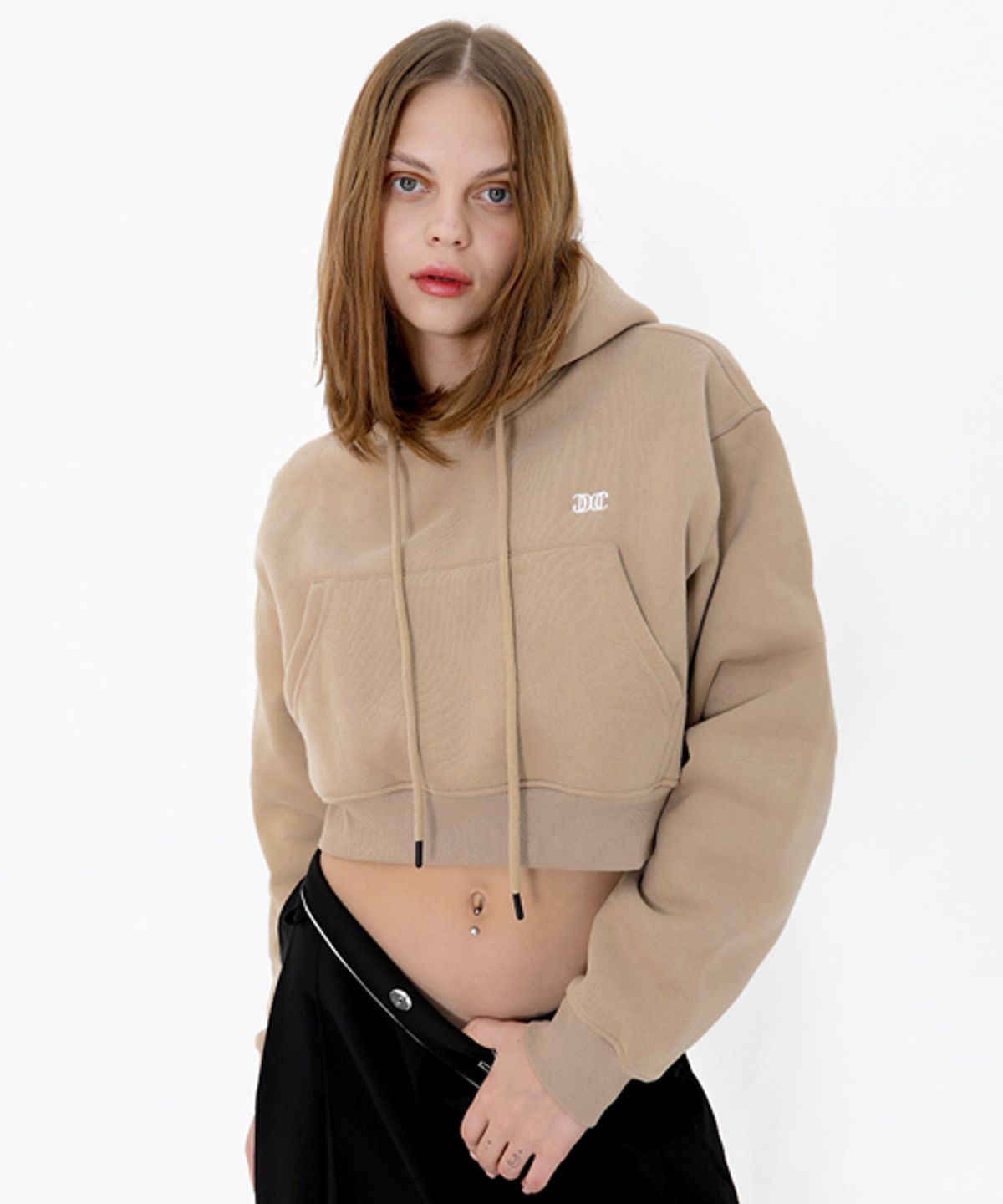 데미지니모닉(DAMAGE MNEMONIC) 기모 로고 크롭 베이지 후드티셔츠 _ Fleece Logo Crop Beige TS