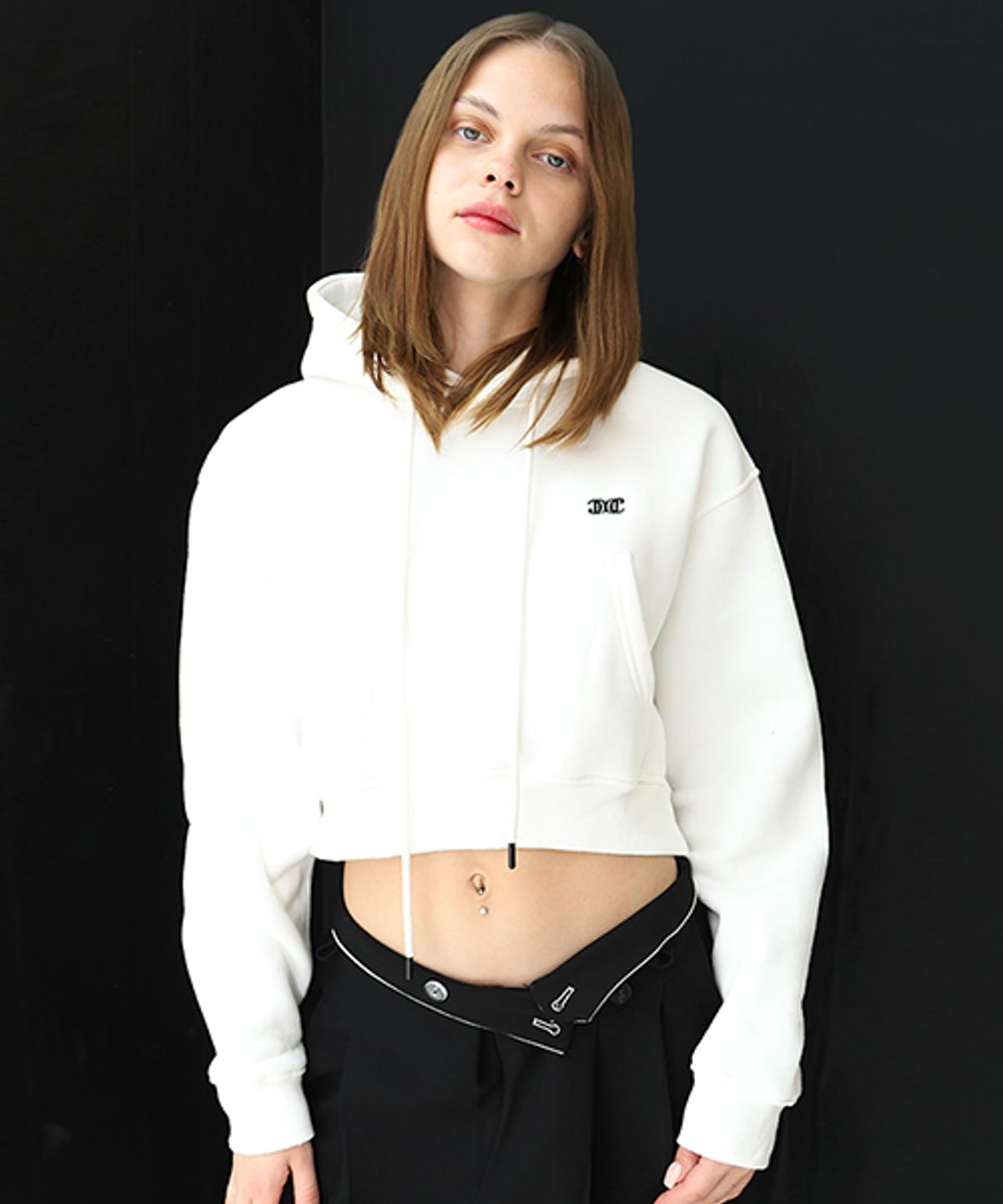 데미지니모닉(DAMAGE MNEMONIC) 기모 로고 크롭 화이트 티셔츠 _ Fleece Logo Crop White TS