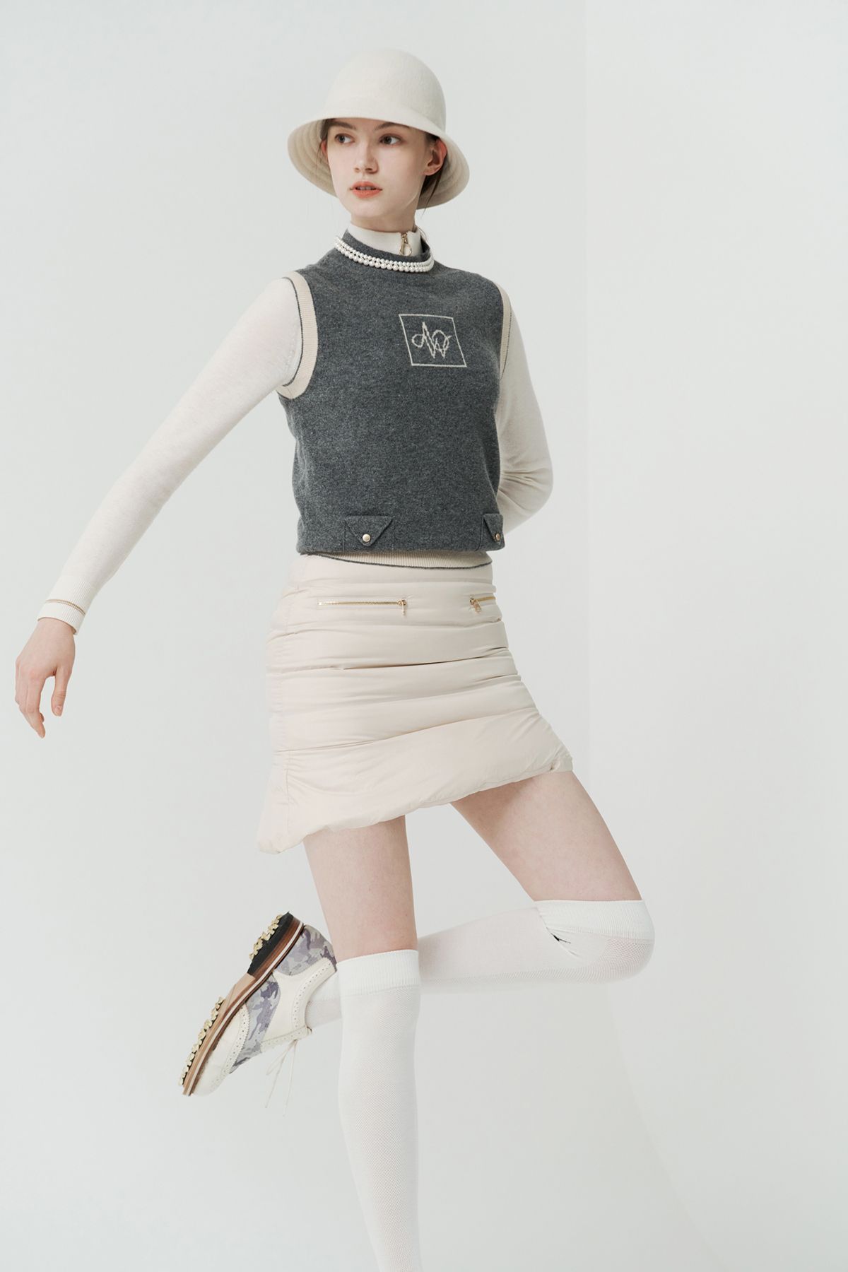 에이오더블유(AOW) SYMBOL HIGH-NECK KNIT VEST