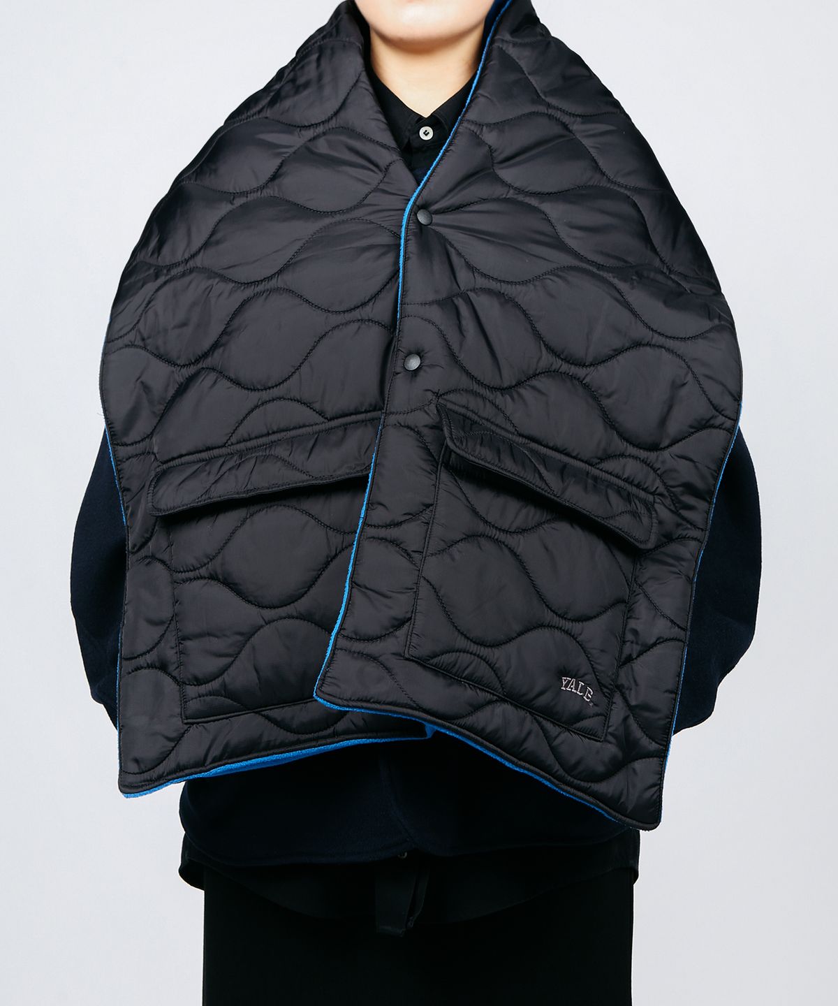 예일(YALE) [ONEMILE WEAR] 패딩 포켓 케이프 블랙/블루