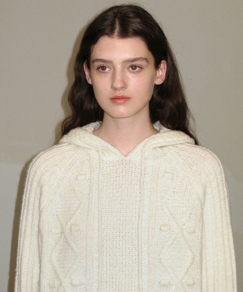CABLE KNIT HOOD (IVORY)
