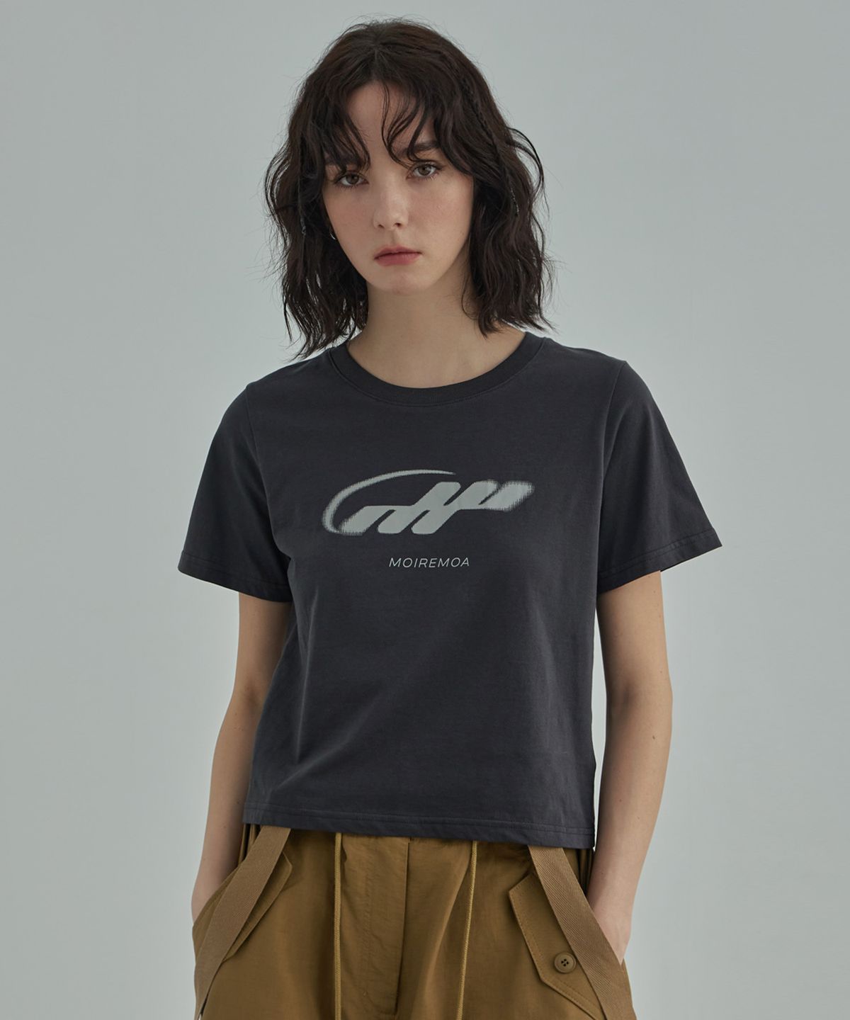 무아르모아(MOIREMOA) MM crop tee-charcoal