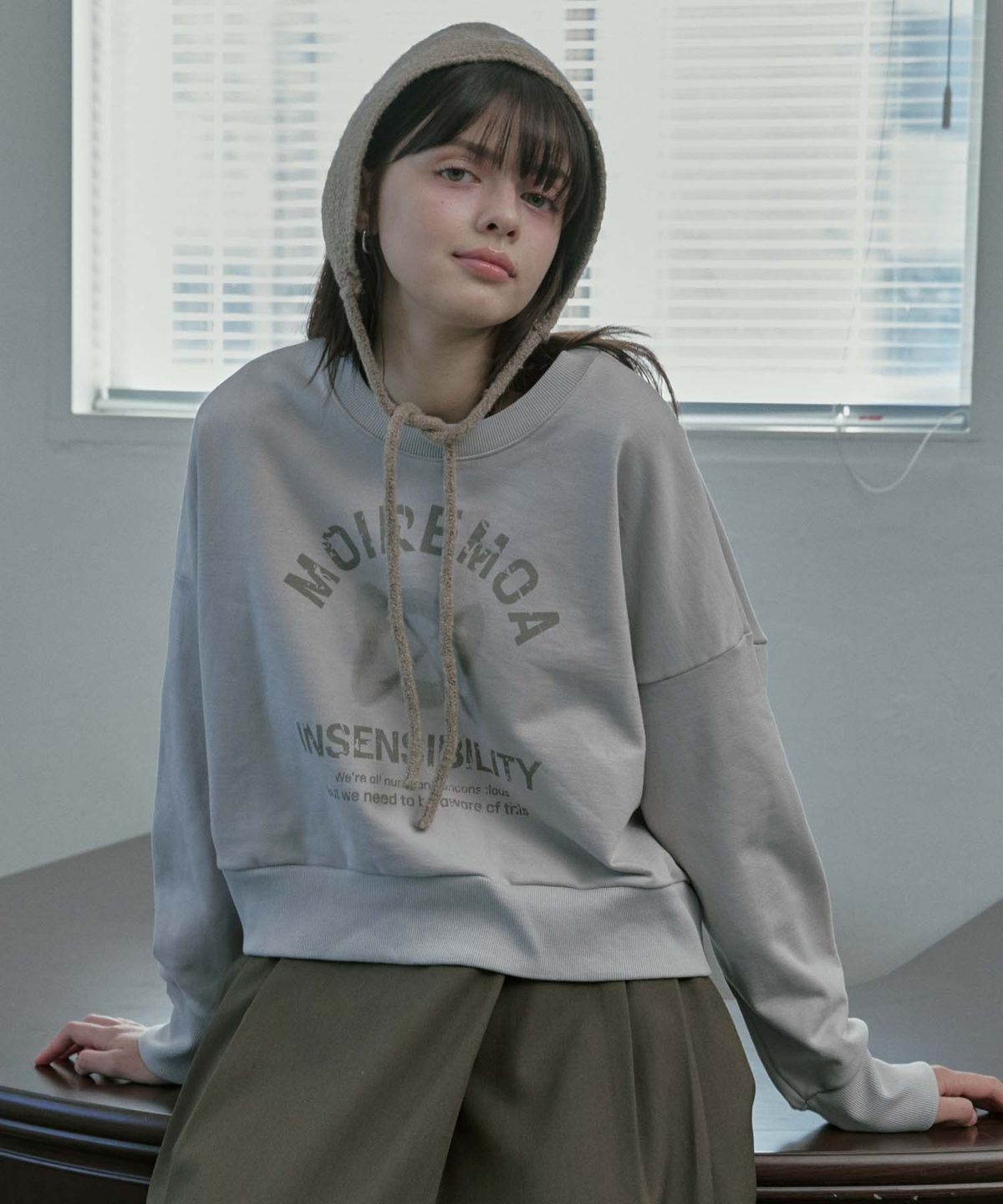 무아르모아(MOIREMOA) Fade crop sweatshirt -gray