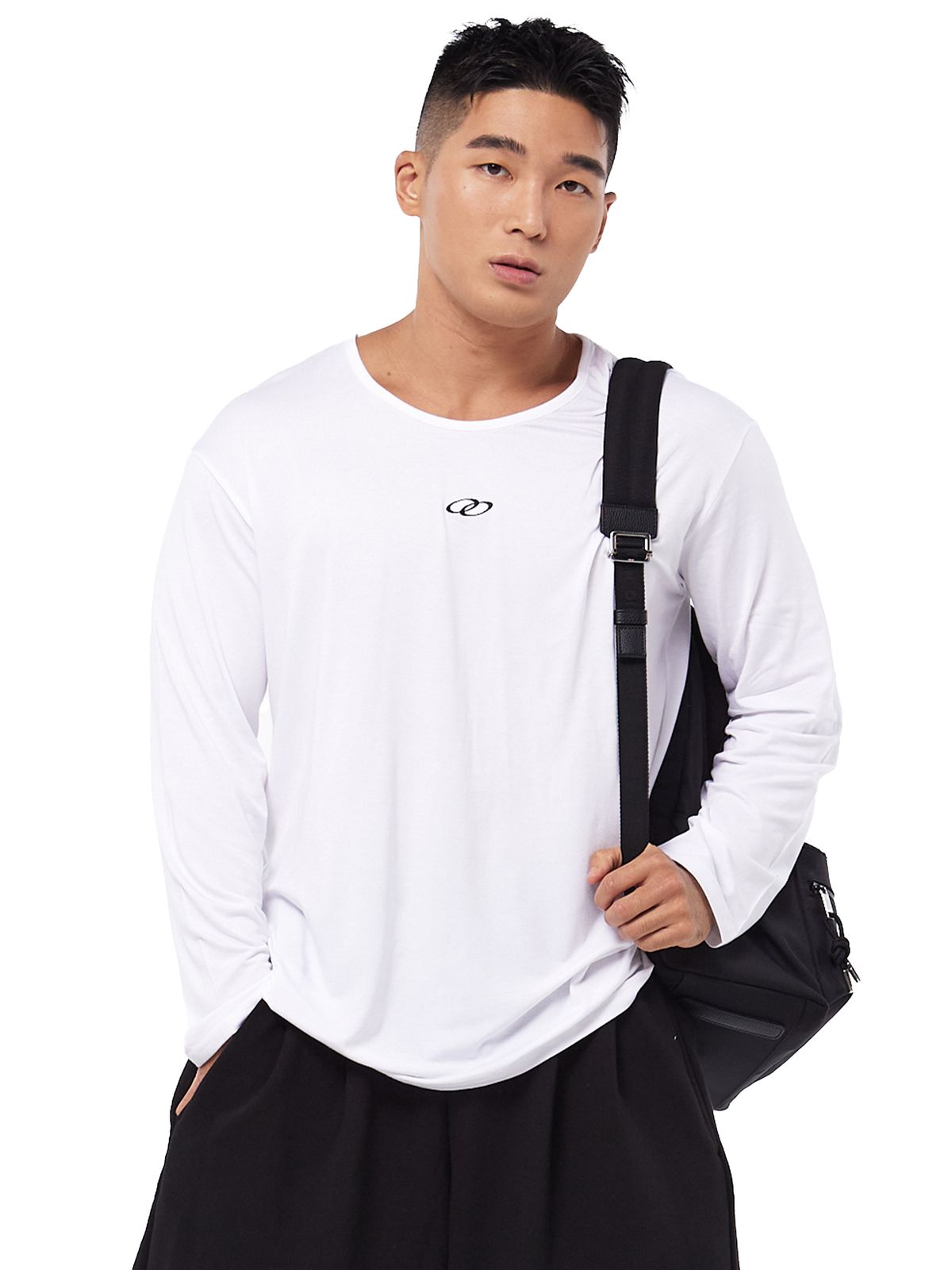 매버릭(MAVRK) 더블루프 로고 세미 유넥 루즈핏 긴팔티셔츠 화이트