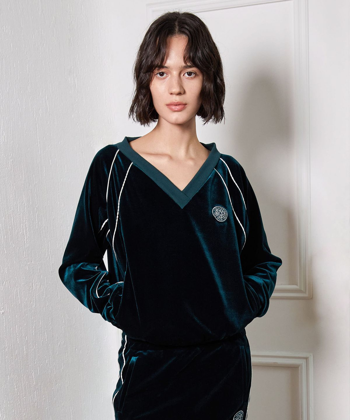 미나수(MENASOO) VELVET V-NECK TOP_GREEN