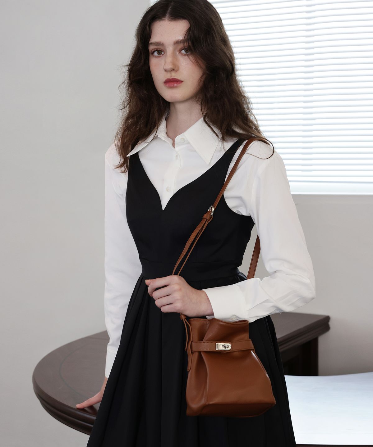 러브참(LOVECHARM) [밀라 아뮬렛 버킷백_브라운] Mila Amulet Bucket Bag _Brown