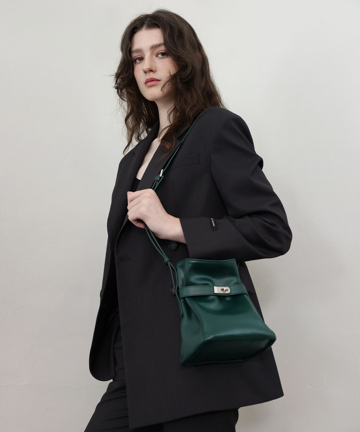 러브참(LOVECHARM) [밀라 아뮬렛 버킷백_그린] Mila Amulet Bucket Bag _Green