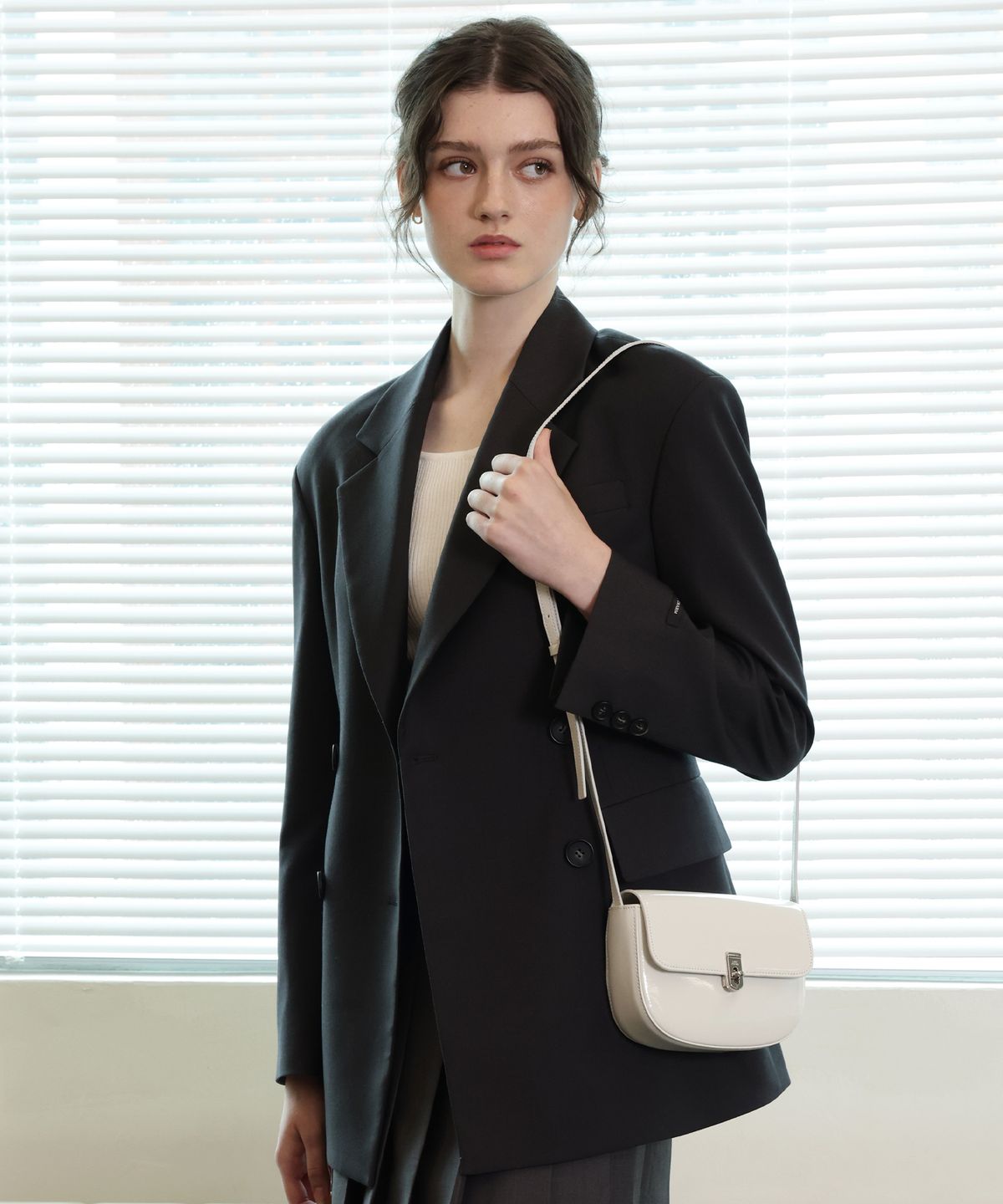 러브참(LOVECHARM) [사라 새들백_화이트] Sara Saddle Bag_White