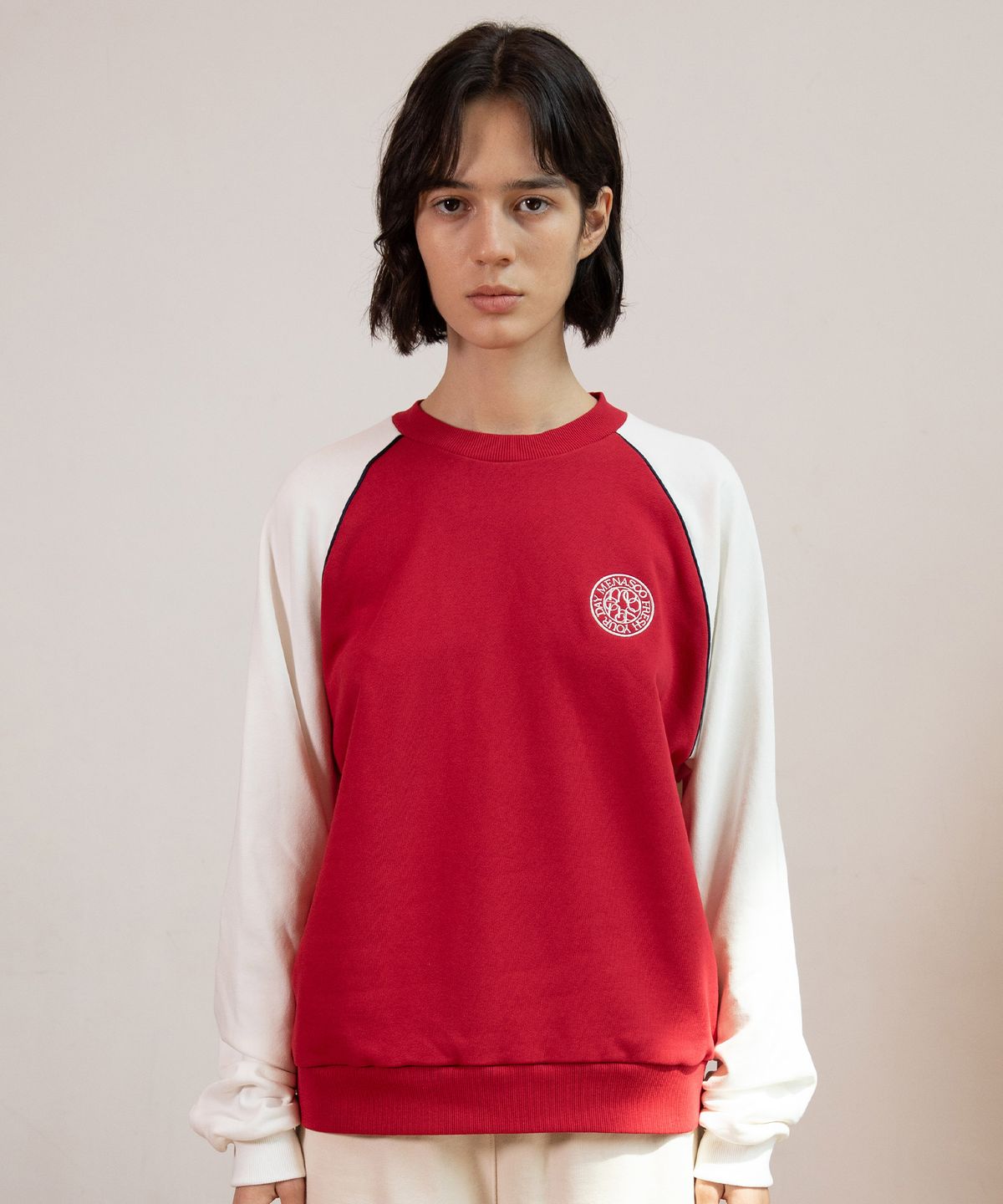 미나수(MENASOO) CIRCLE LETTERING REGLAN SWEATSHIRT_RED