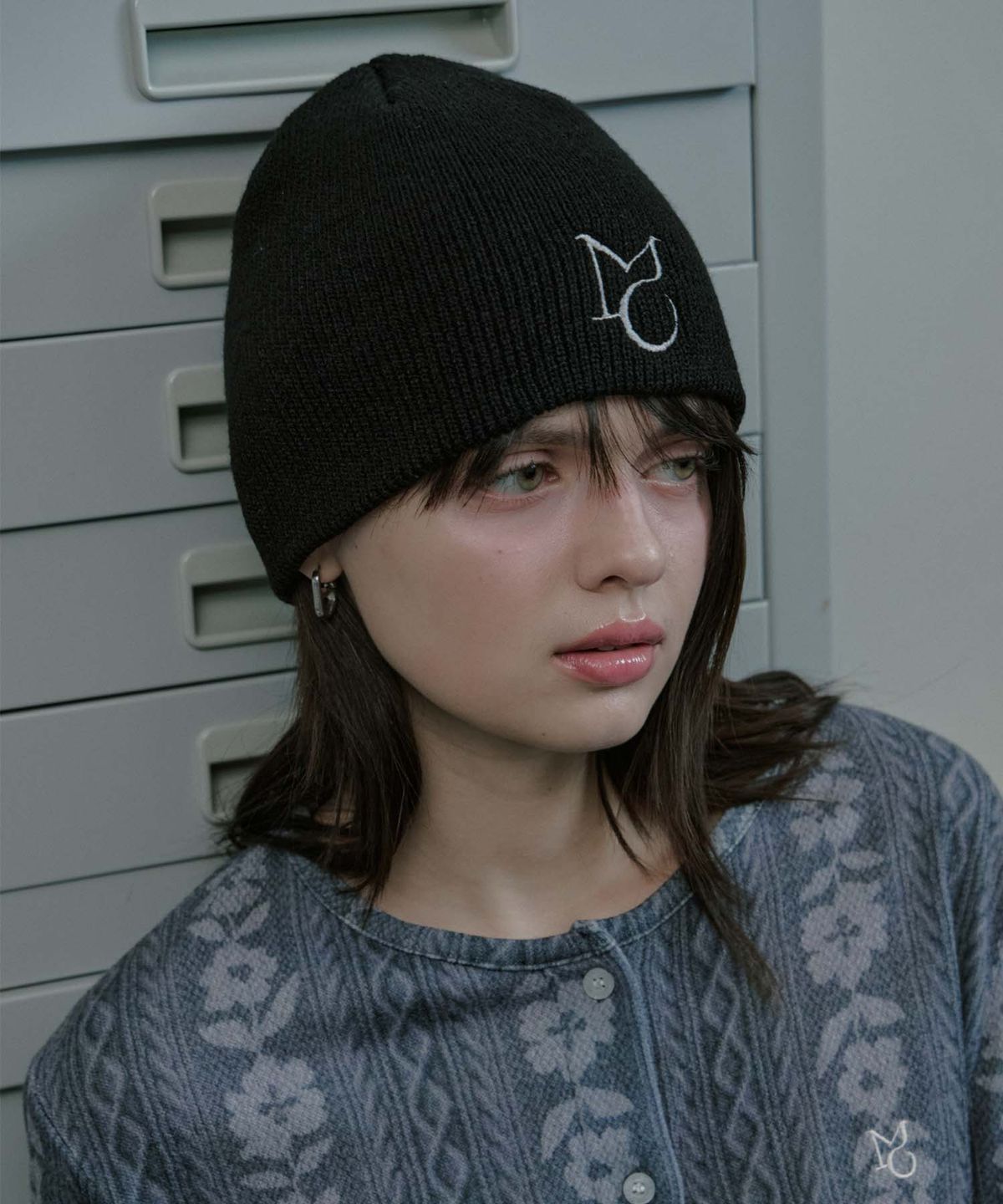 무아르모아(MOIREMOA) MO logo knit beanie-black