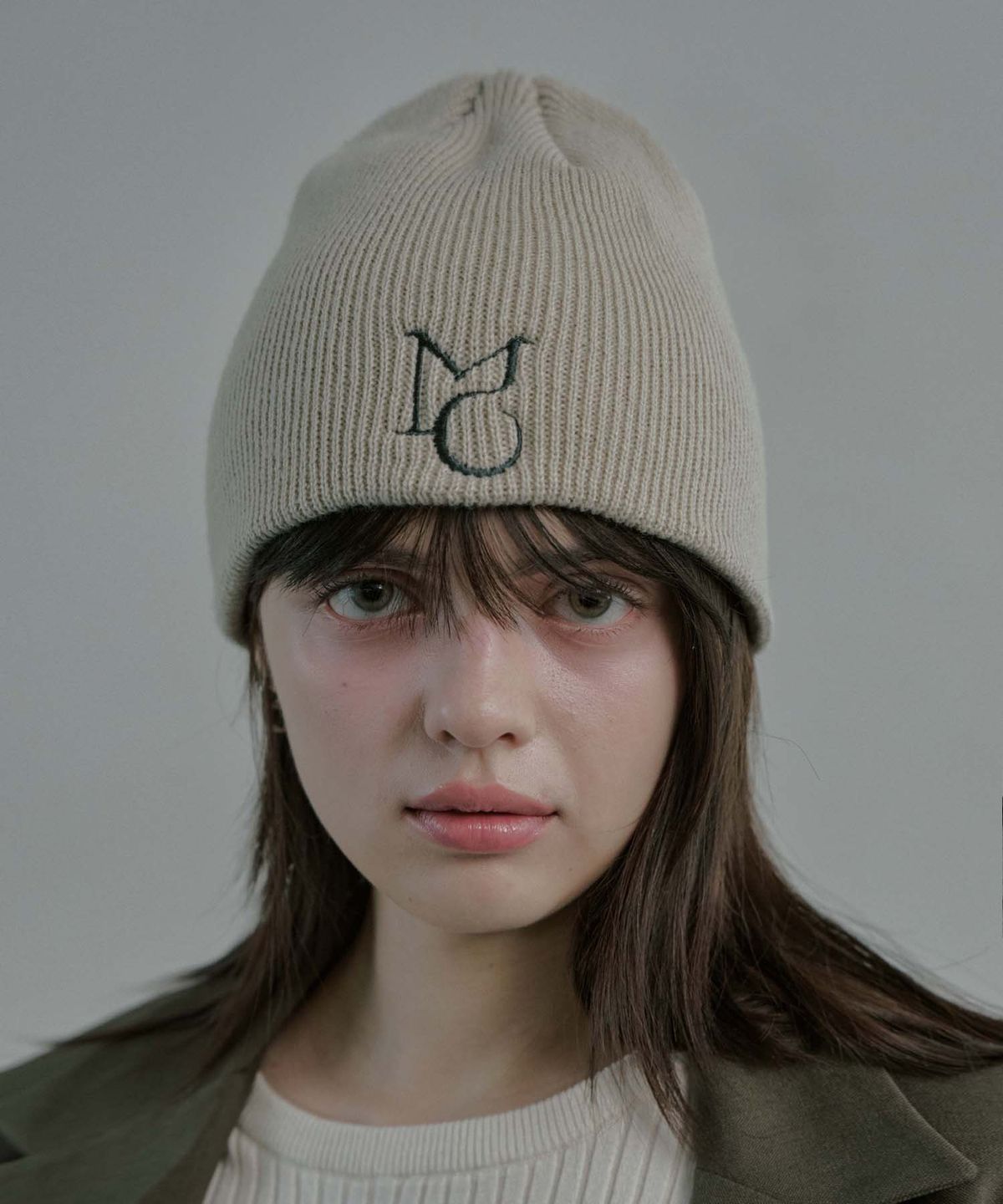 무아르모아(MOIREMOA) MO logo knit beanie-beige
