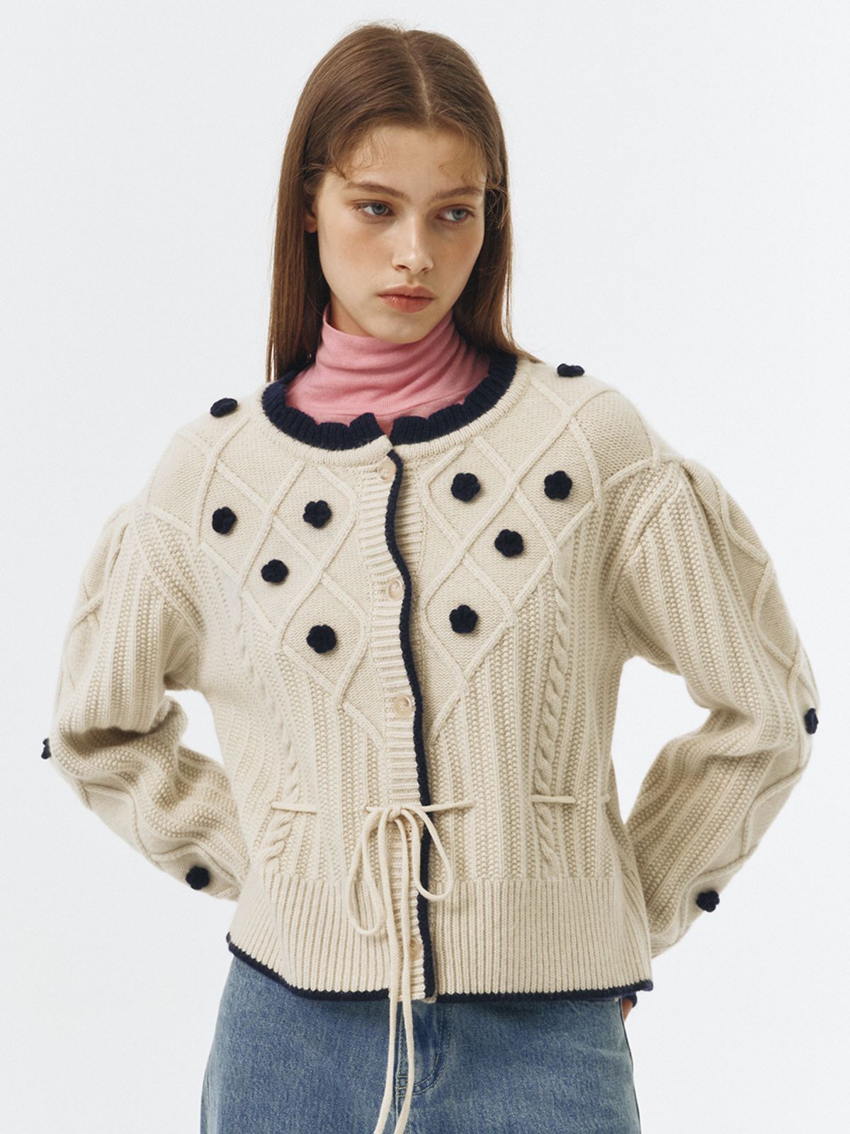 오더먼트 바이 보카바카(OTHEMENT BY VOCAVACA) Flower Pompom Cable Knit Cardigan VC239OCD004M