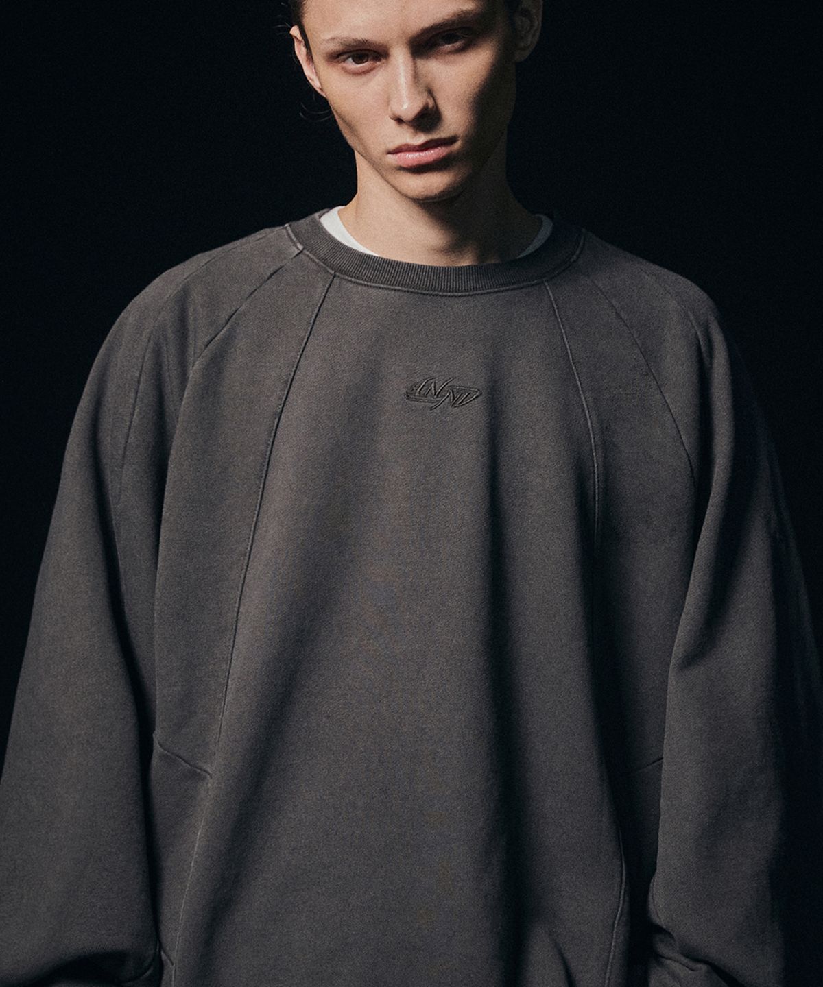 낫포너드(NOT4NERD) Curved Tribal Logo Pigment Crewneck - Charcoal
