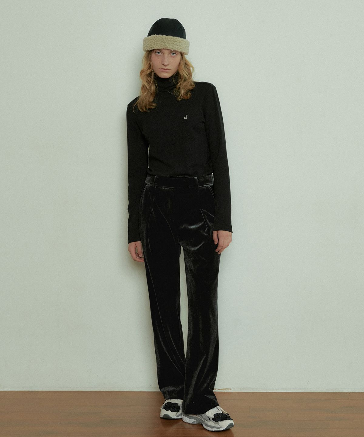 오버듀플레어(OVERDUEFLAIR) VELVET LOW WIDE PANTS_BLACK