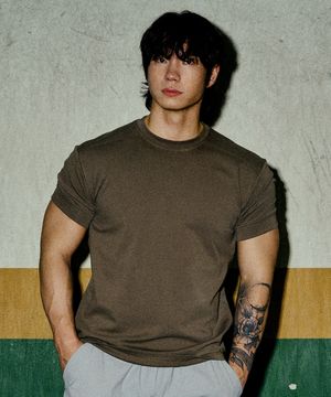 숄더 라인 절개 머슬핏 숏슬리브