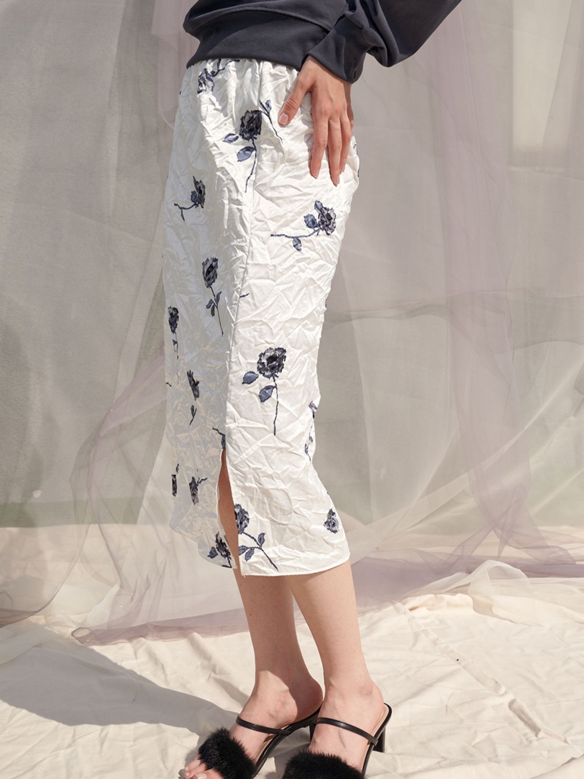 쏘리, 투 머치 러브(SORRY, TOO MUCH LOVE) White Natural Flower Satin Skirt_White