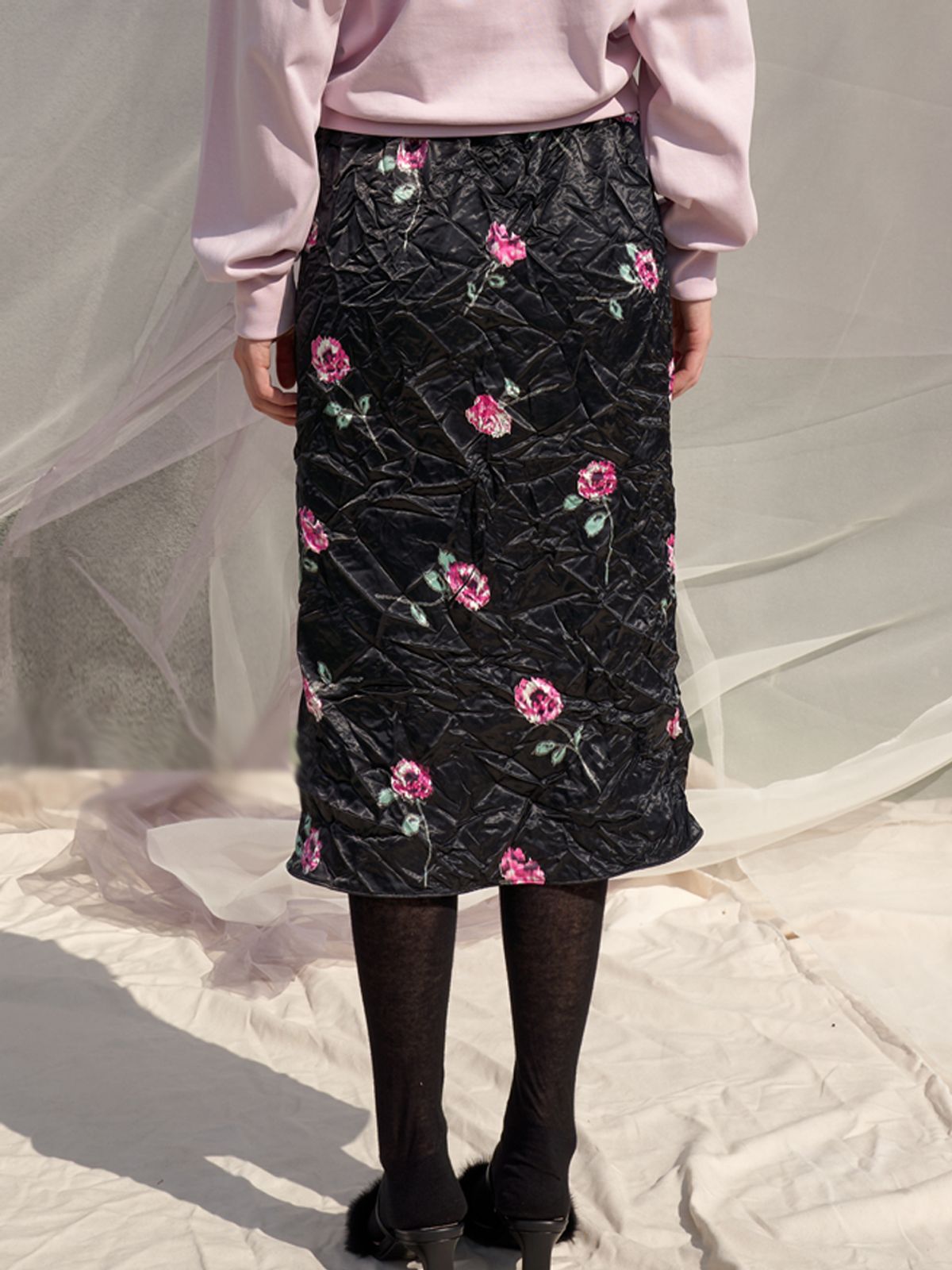 쏘리, 투 머치 러브(SORRY, TOO MUCH LOVE) White Natural Flower Satin Skirt_Black