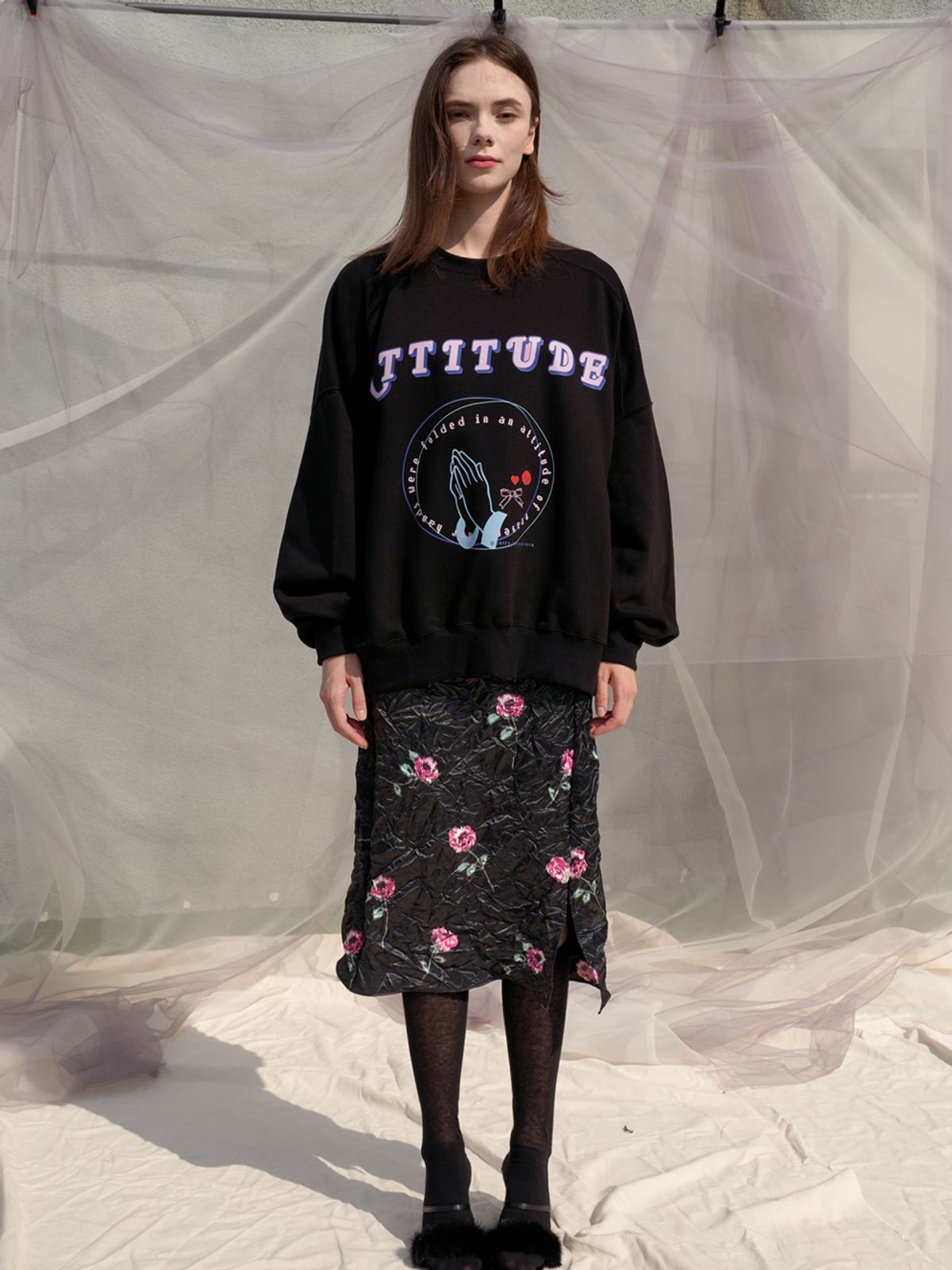 쏘리, 투 머치 러브(SORRY, TOO MUCH LOVE) Attitude Loosefit Sweatshirt_Black