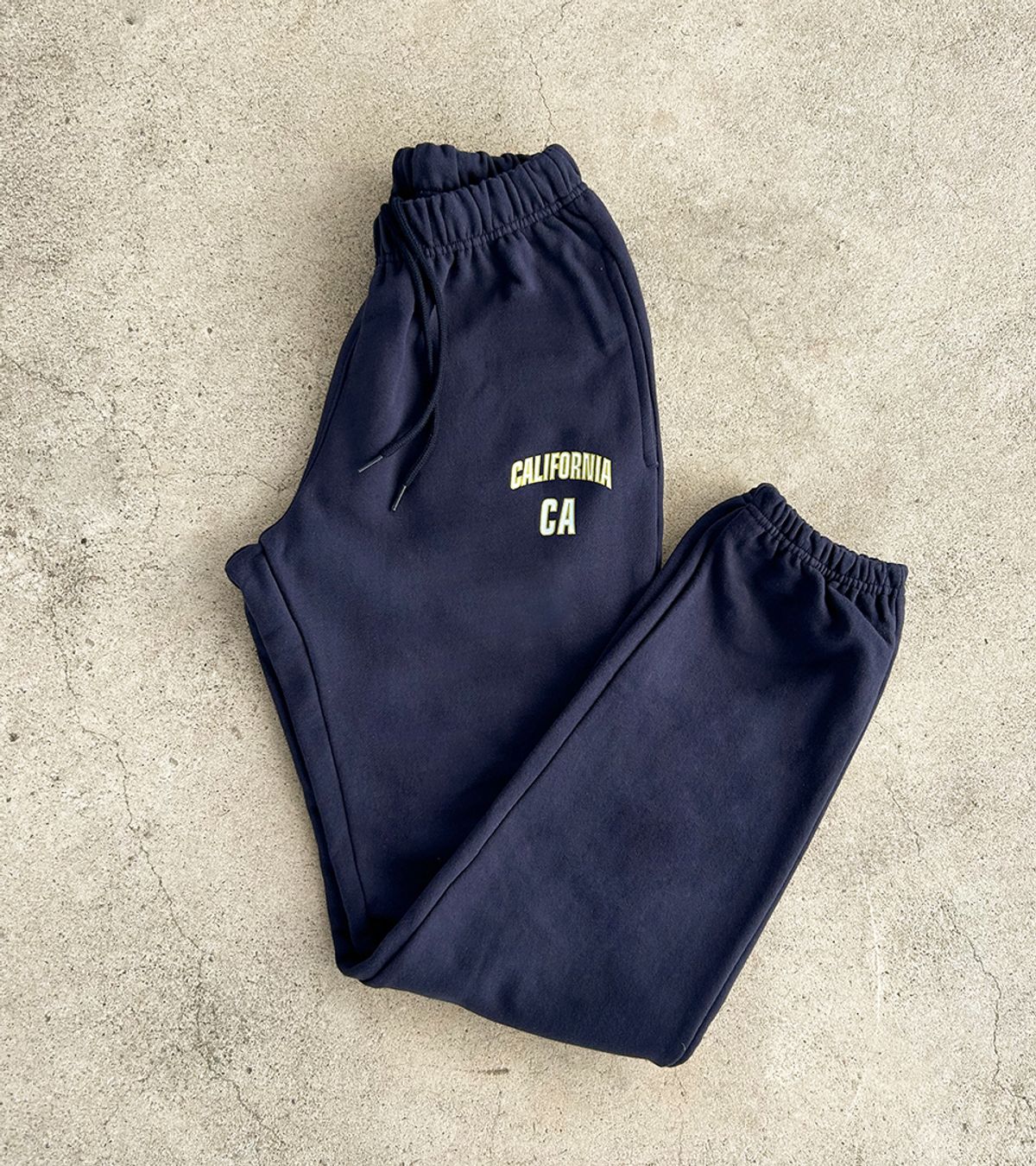 스텝온리(STAFFONLY) CA SWEATPANTS (NAVY)