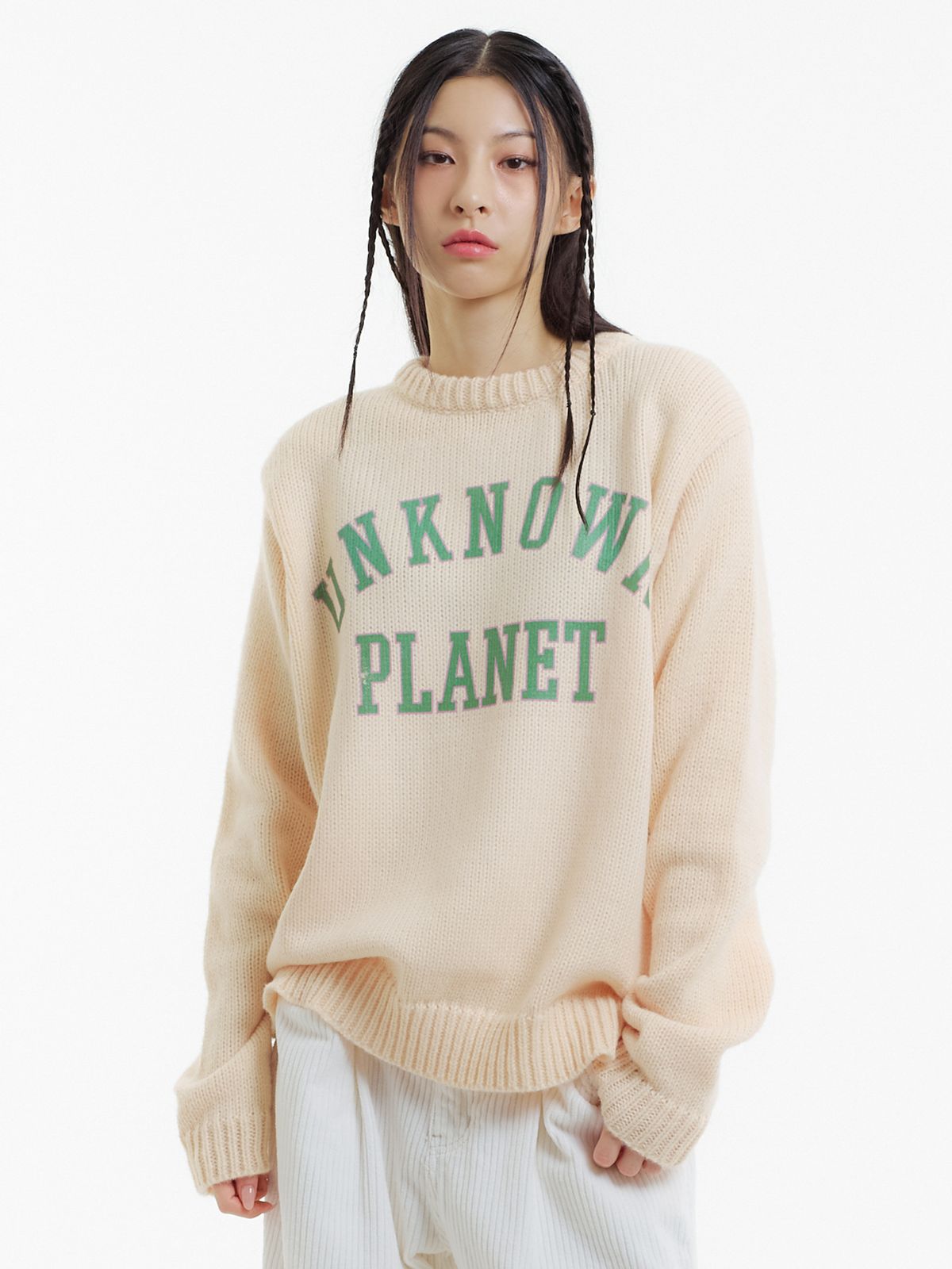 언노운 플라넷(UNKNOWN PLANET) 바시티 로고 니트 베이지