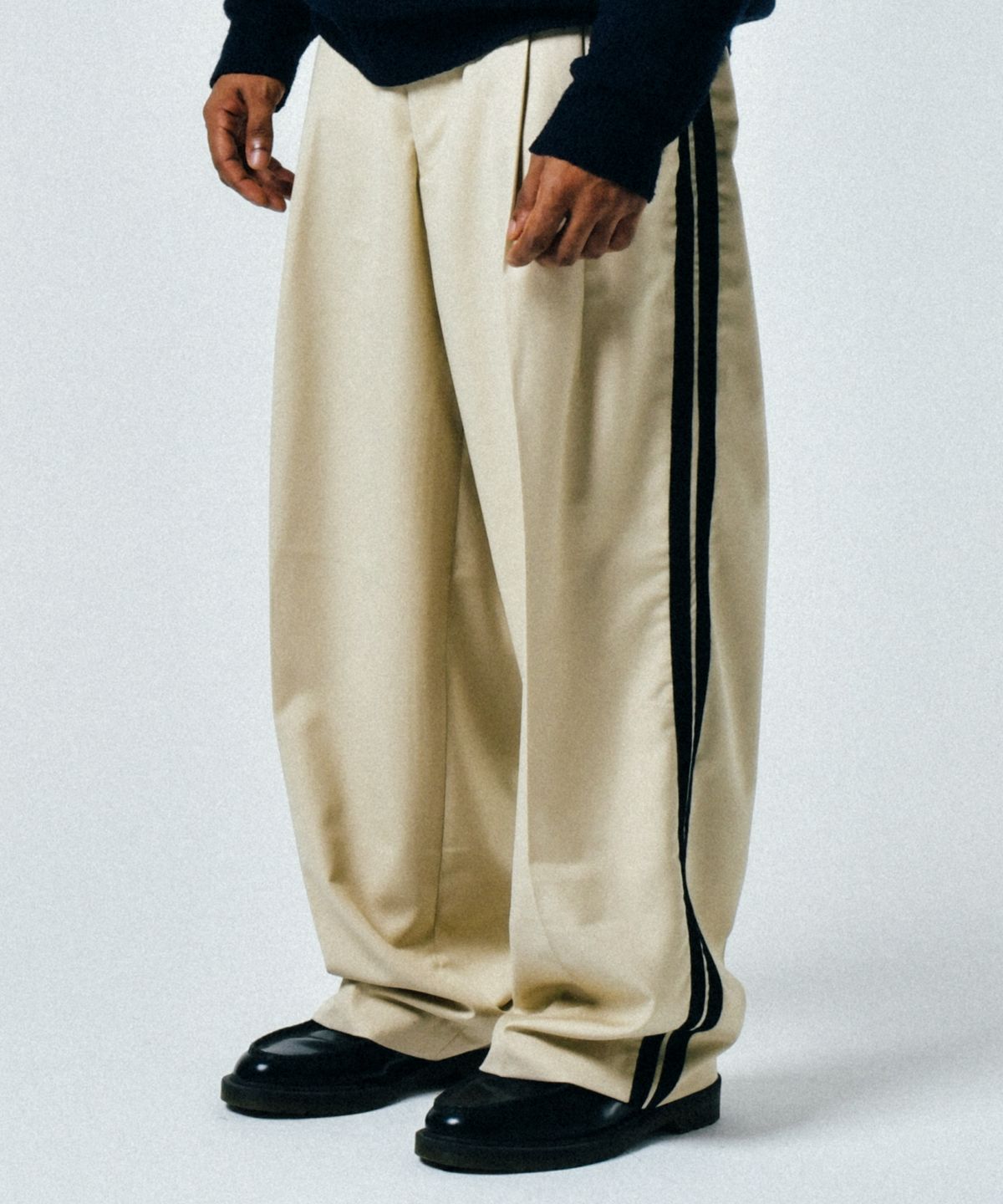 씨오엠이(COME) [UNISEX] Satin-Trimmed Racing Trousers (Beige)