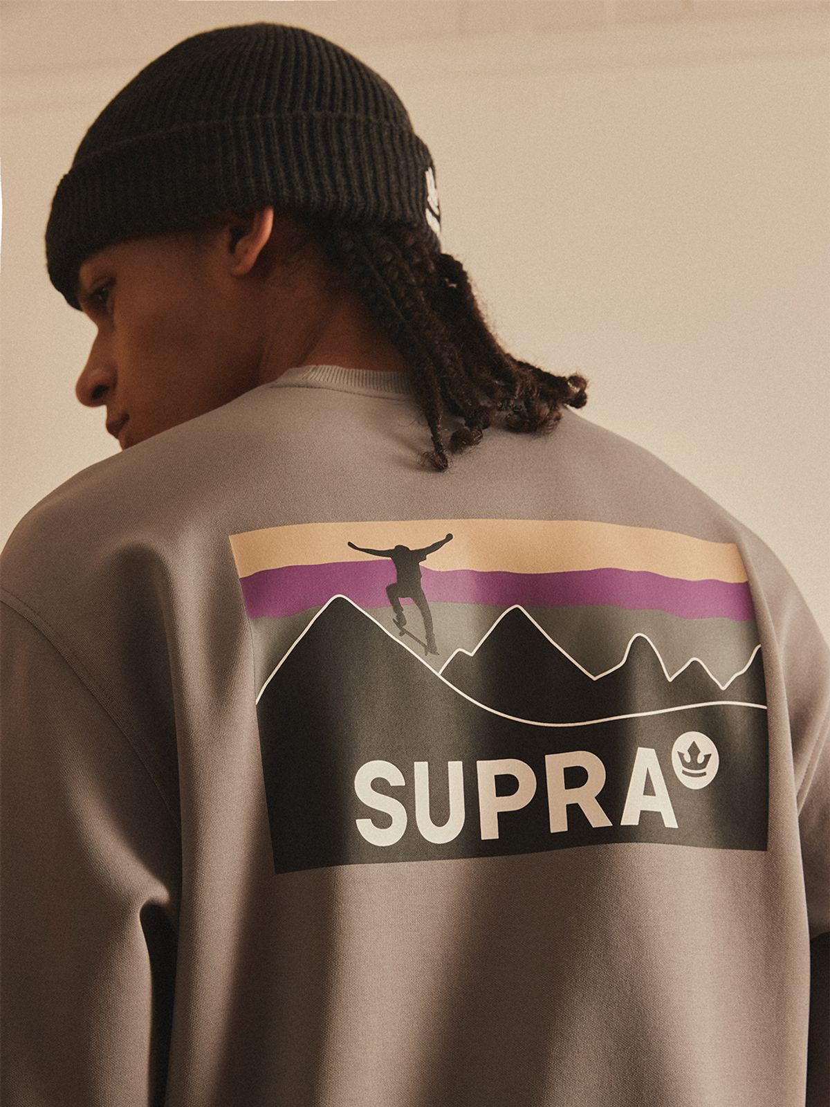 수프라(SUPRA) 아웃도어 그래픽 오버핏 맨투맨(GREY)