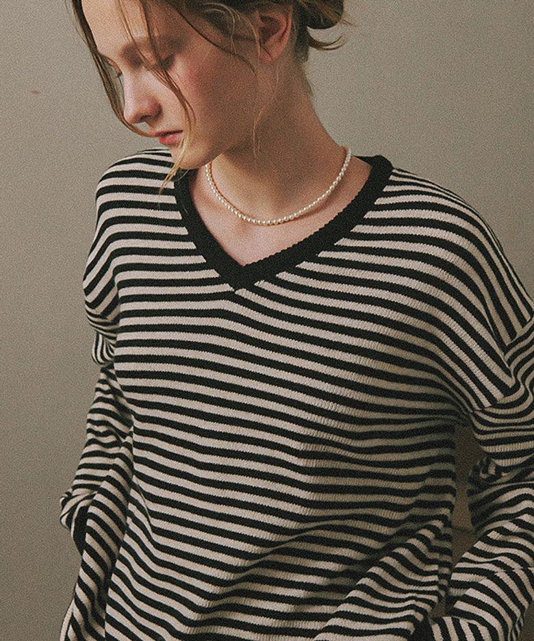 STRIPE V NECK LOOSE FIT KNIT BLACK STRIPE