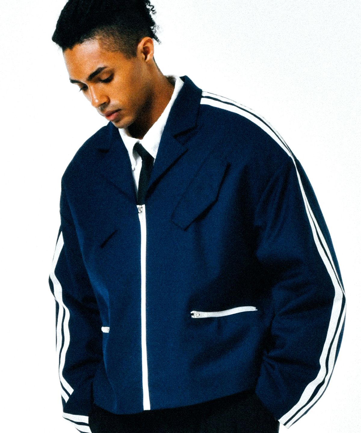 씨오엠이(COME) [UNISEX] Satin-Trimmed Padded Racing Jacket (Navy)