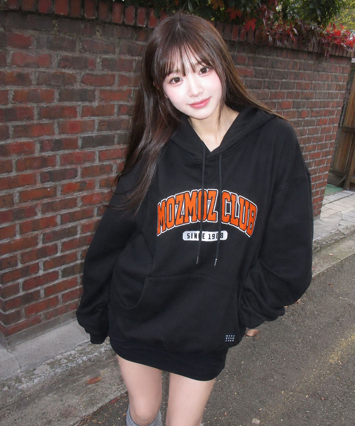 모즈모즈(MOZMOZ) 아치로고 아플리케 오버핏 기모 후드 블랙
