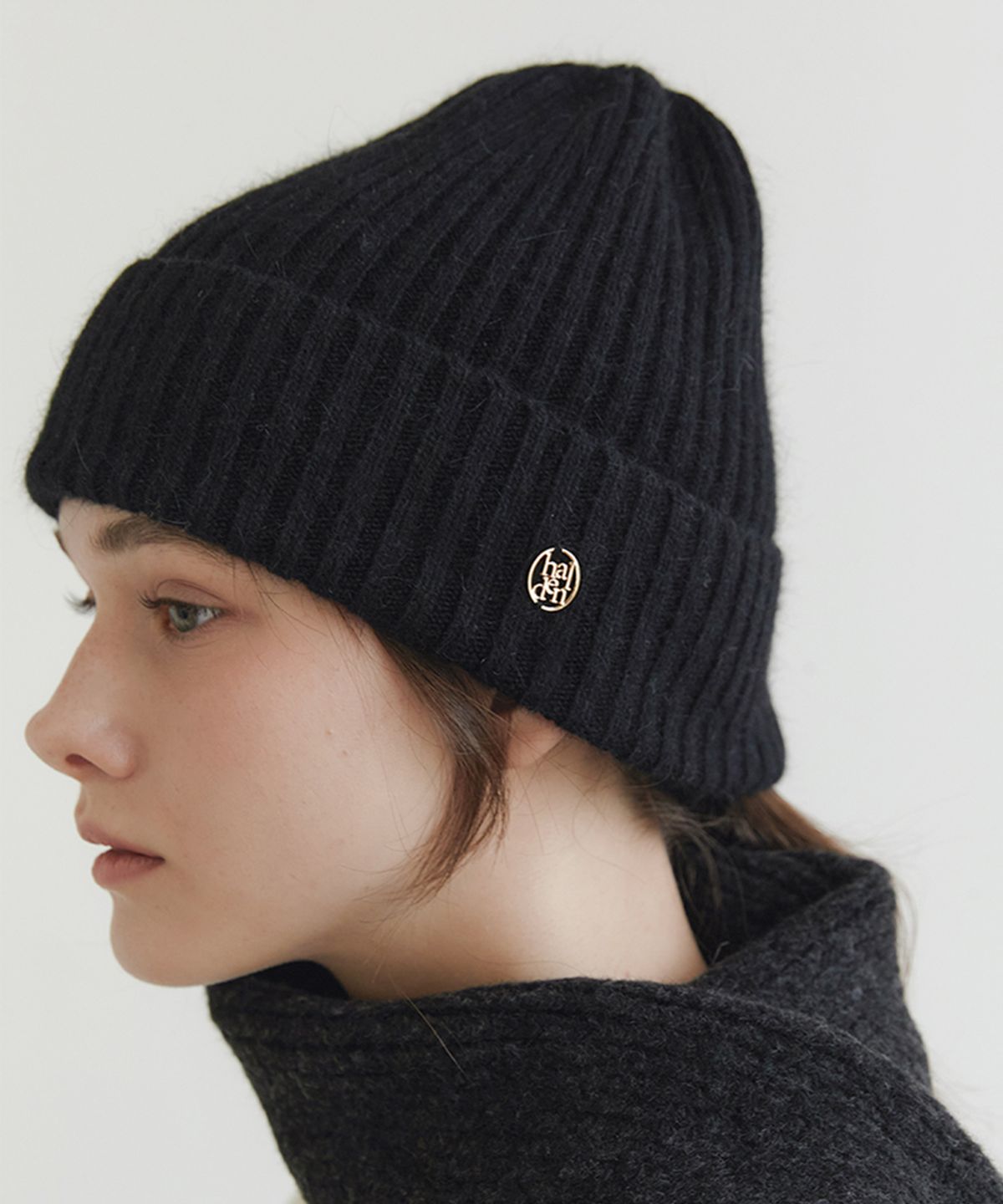 할렌(HALDEN) logo pendant angora beanie (C030_black)