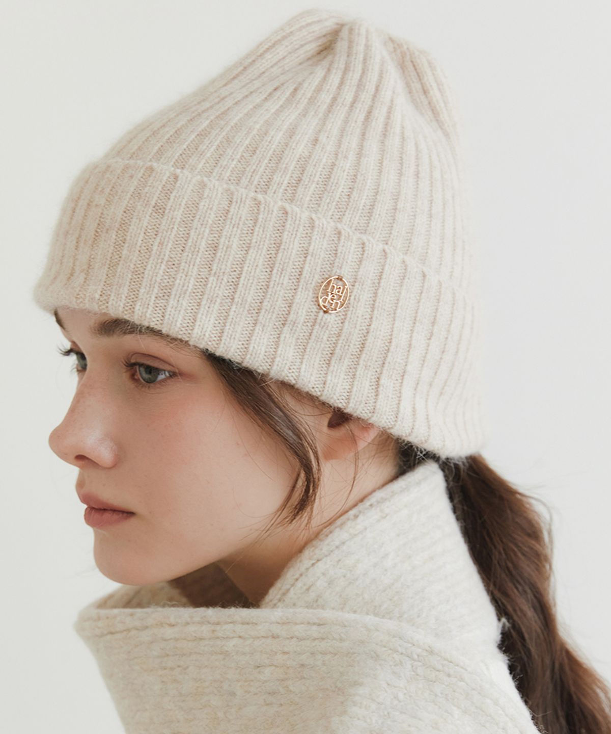 할렌(HALDEN) logo pendant angora beanie (C030_beige)